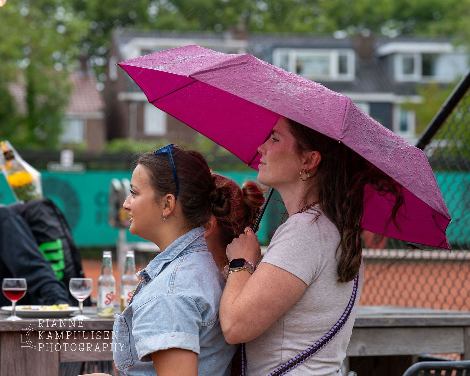 Actiefoto's en finalisten van een gravel tennistoernooi met spelers in actie, dubbelspel, toeschouwers en zomerse sfeer rond de baan.