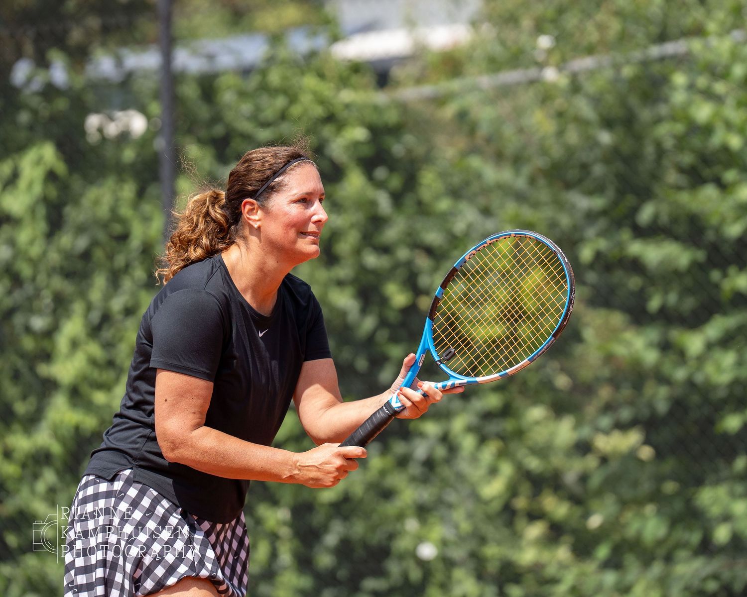 Actiefoto's en finalisten van een gravel tennistoernooi met spelers in actie, dubbelspel, toeschouwers en zomerse sfeer rond de baan.