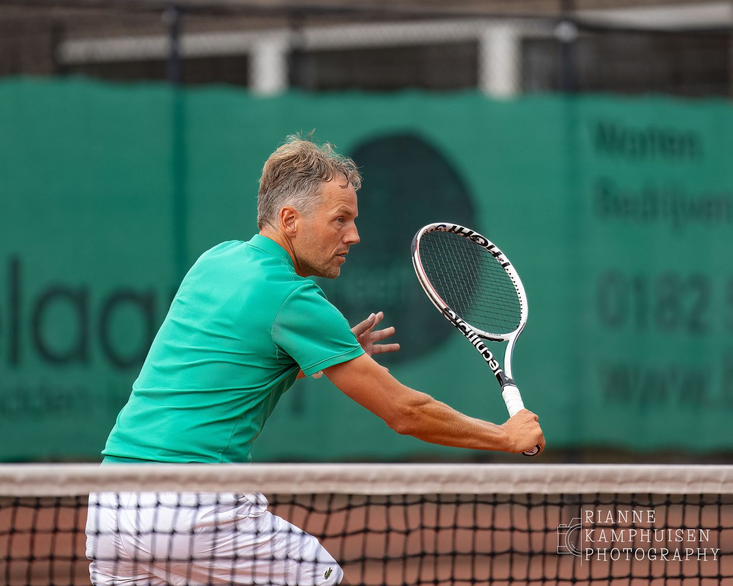 Actiefoto's van de zaterdag van een gravel tennistoernooi met spelers in actie, dubbelspel, toeschouwers en zomerse sfeer rond de baan.