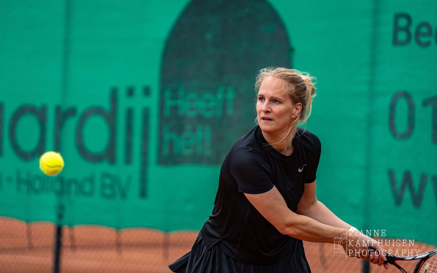 Actiefoto's van de vrijdagavond van een gravel tennistoernooi met spelers in actie, dubbelspel, toeschouwers en zomerse sfeer rond de baan.