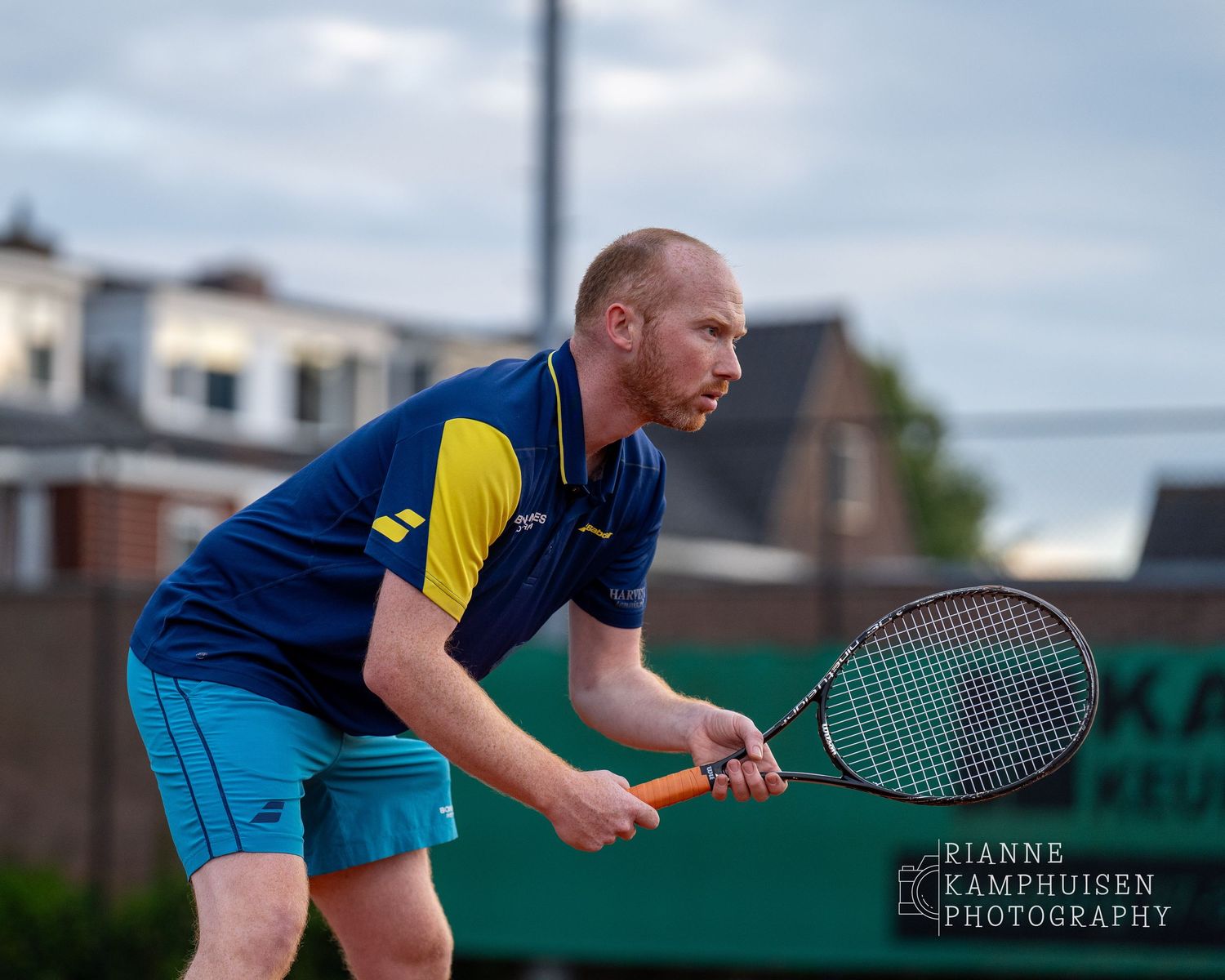 Actiefoto's van gravel tennistoernooi met spelers in actie, dubbelspel, toeschouwers en zomerse sfeer rond de baan.