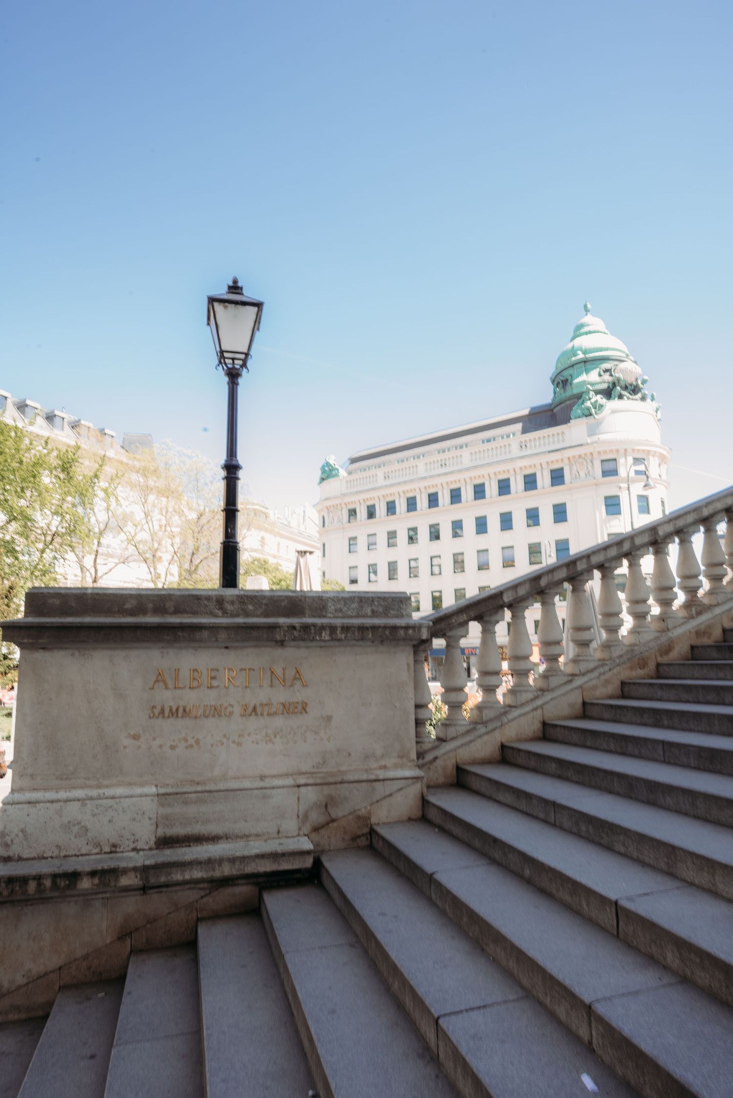 Timeless couple photography during a Vienna city wedding