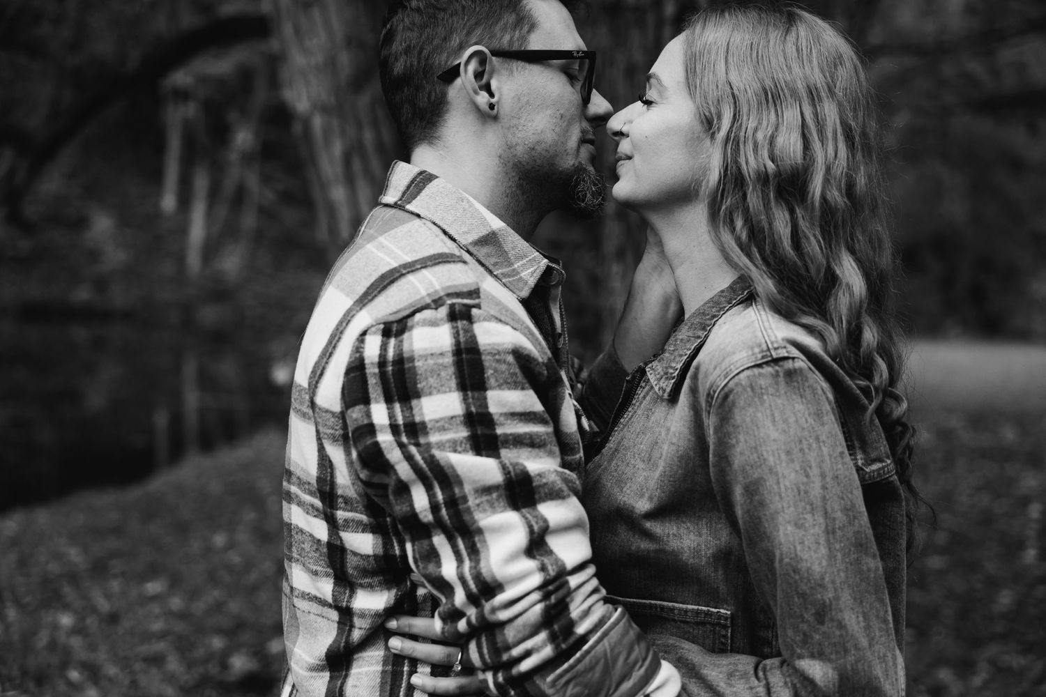Romantic black and white photo series of couple embracing outdoors.