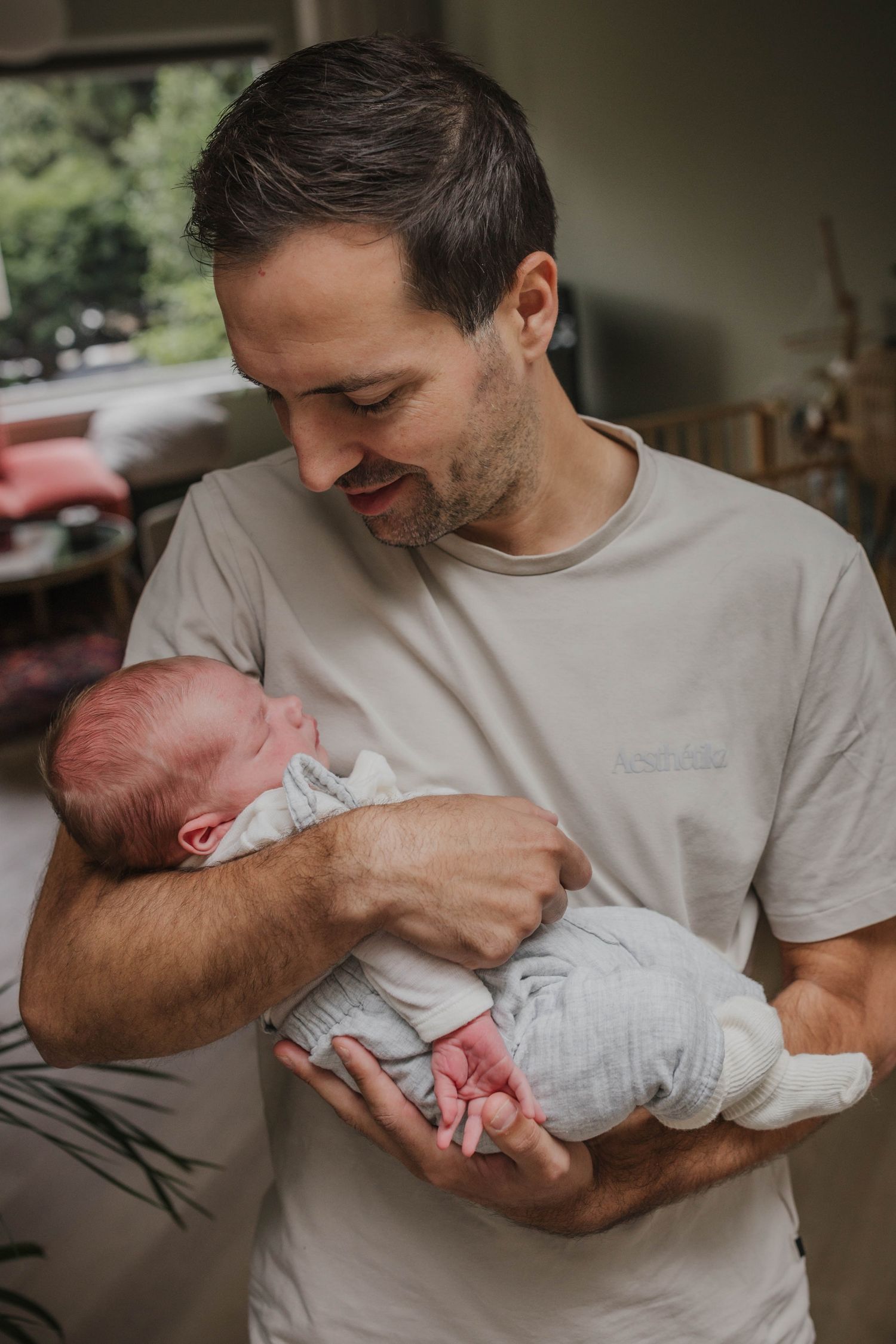 Newborn fotograaf Heerenveen, lifestyle babyfotografie in eigen huis