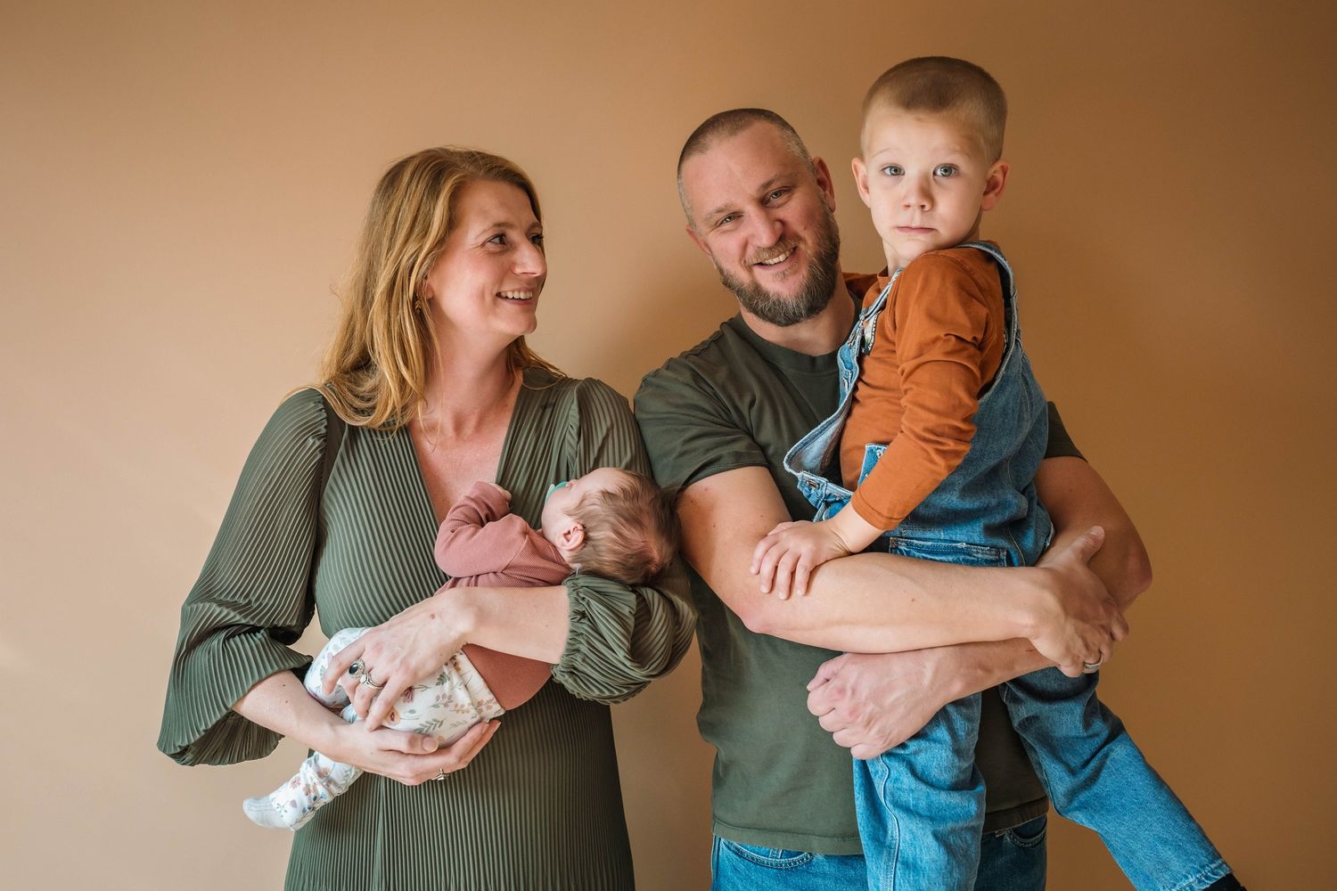 Newborn fotoshoot Zwolle, ontspannen babyfotografie zonder poses