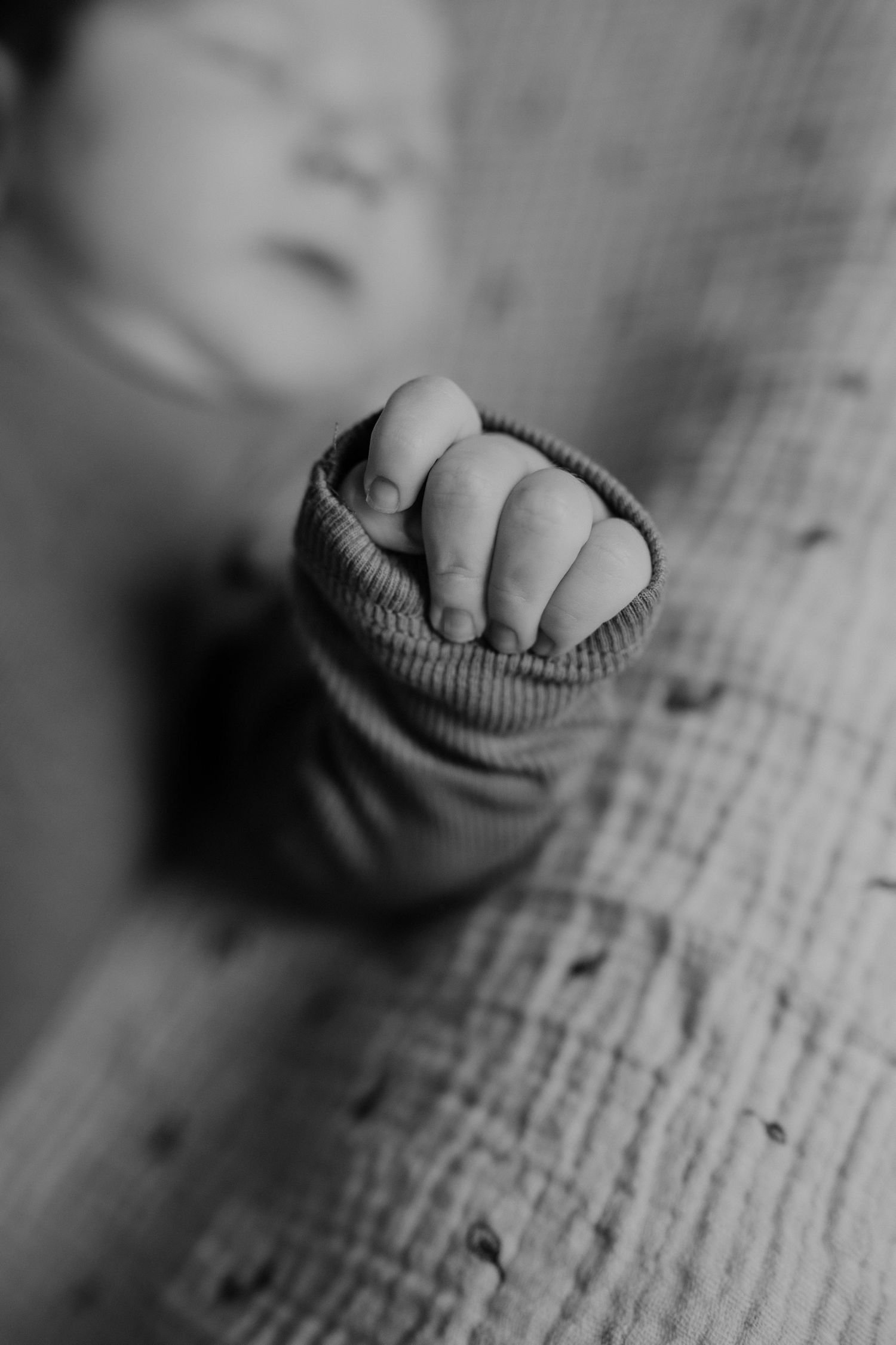 Newborn fotografie Heerenveen, ontspannen babyfotografie thuis