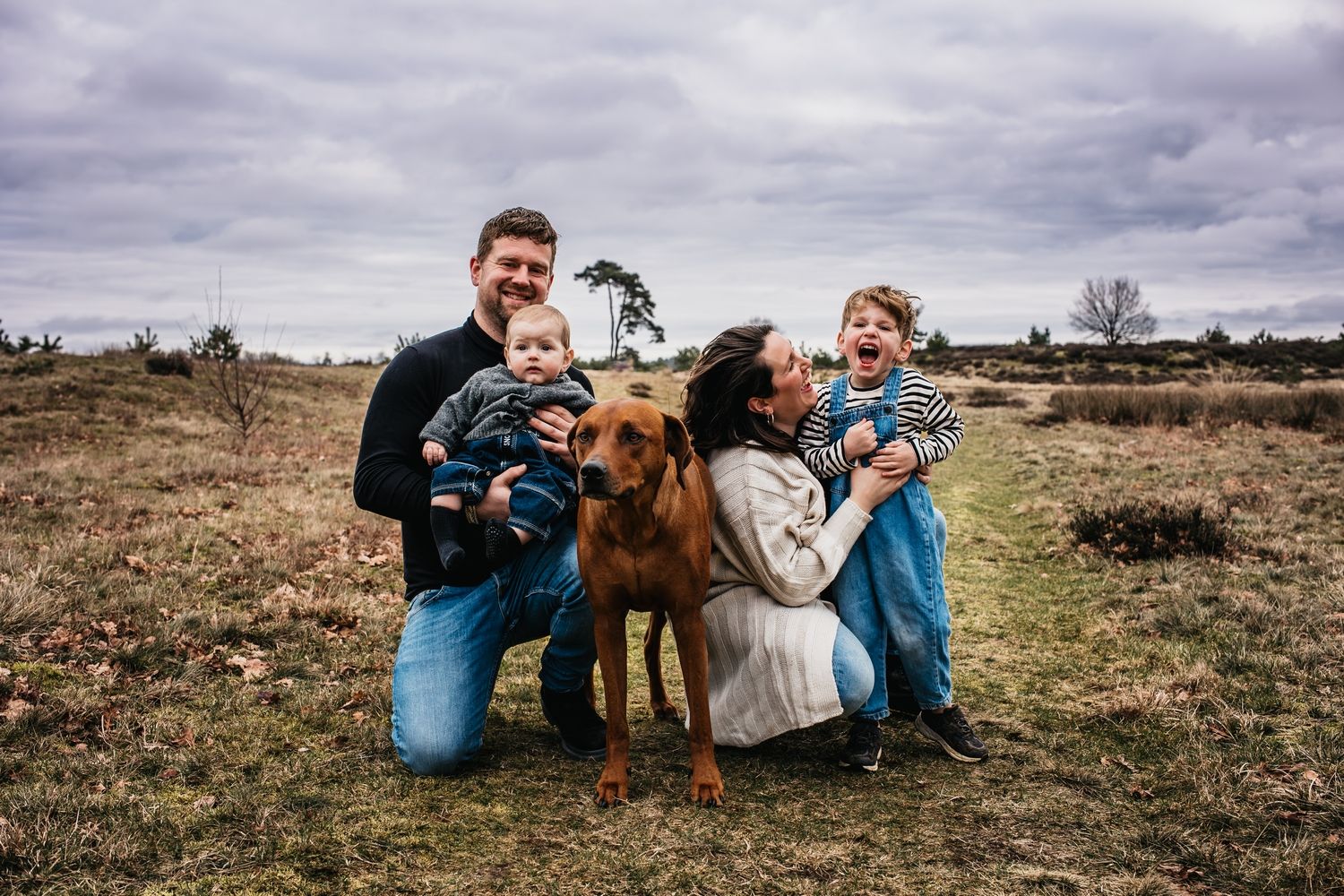 Gezinsshoot Friesland met hond en kinderen Appelscha Kale duinen
