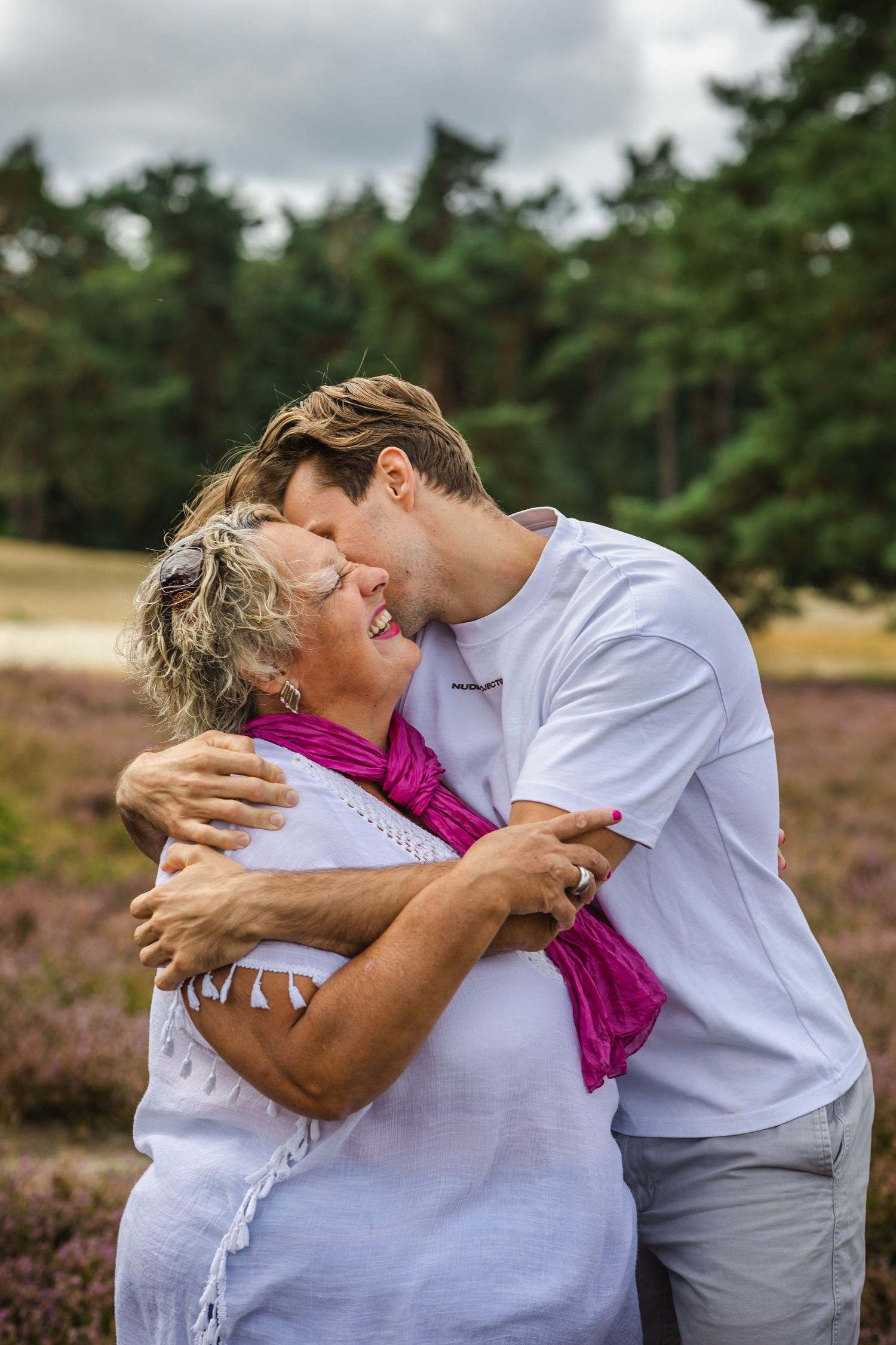 Familieshoot in Ommen Sahara spontaan moeder en zoon