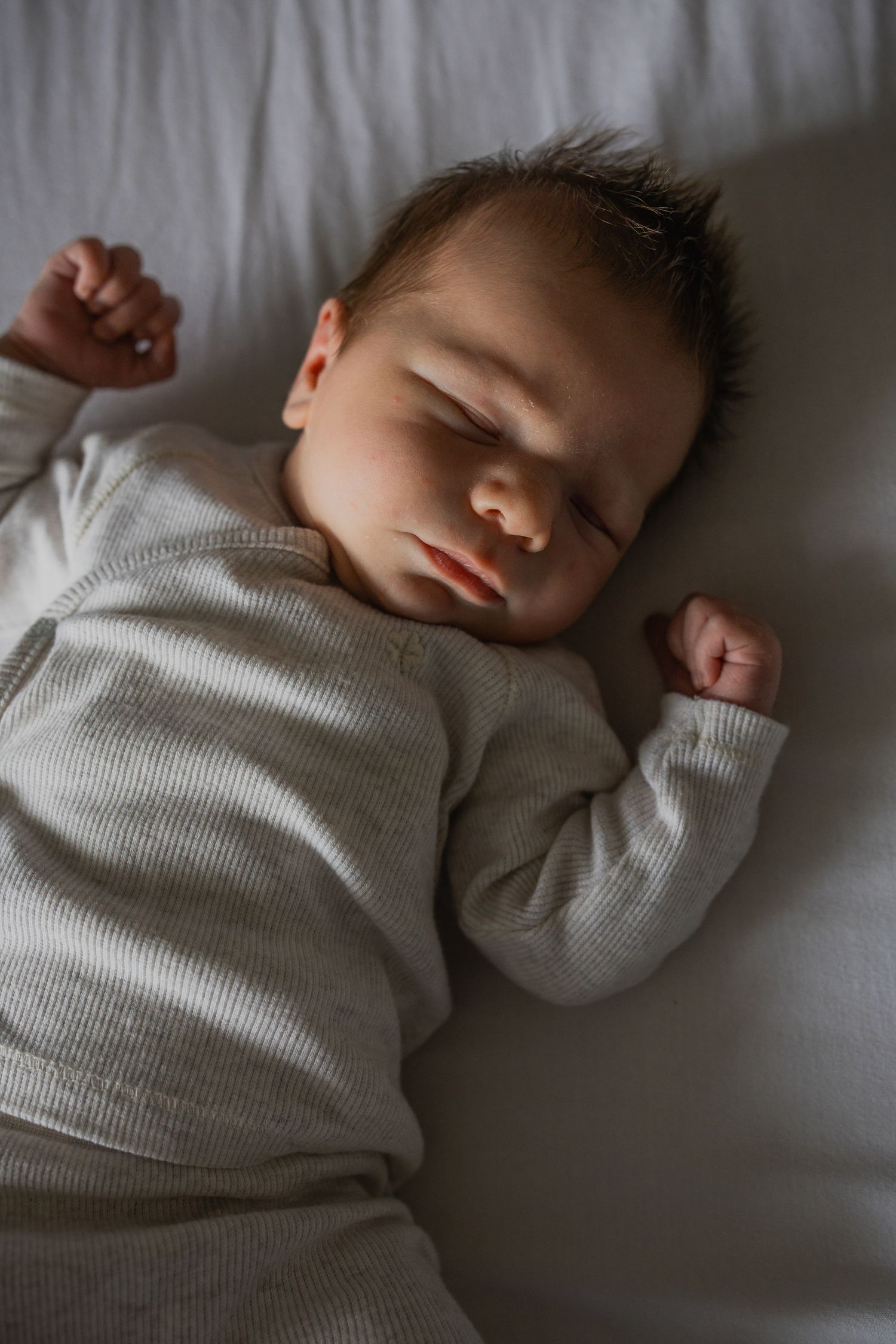 Newborn shoot aan huis Zwolle, ontspannen lifestyle newborn foto