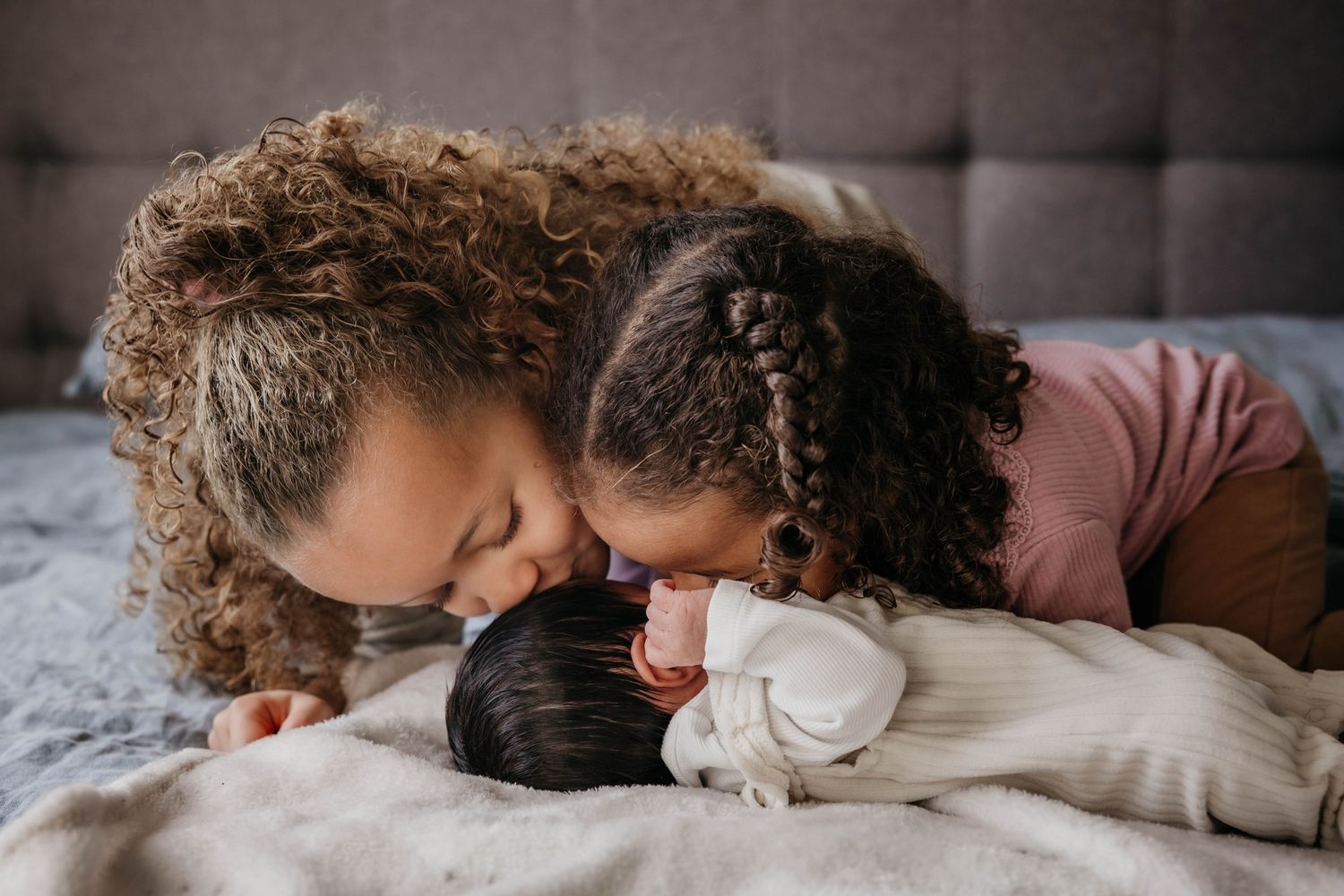 Newbornshoot in Stadshagen in Zwolle, spontaan en ongedwongen fotografie bij jou thuis