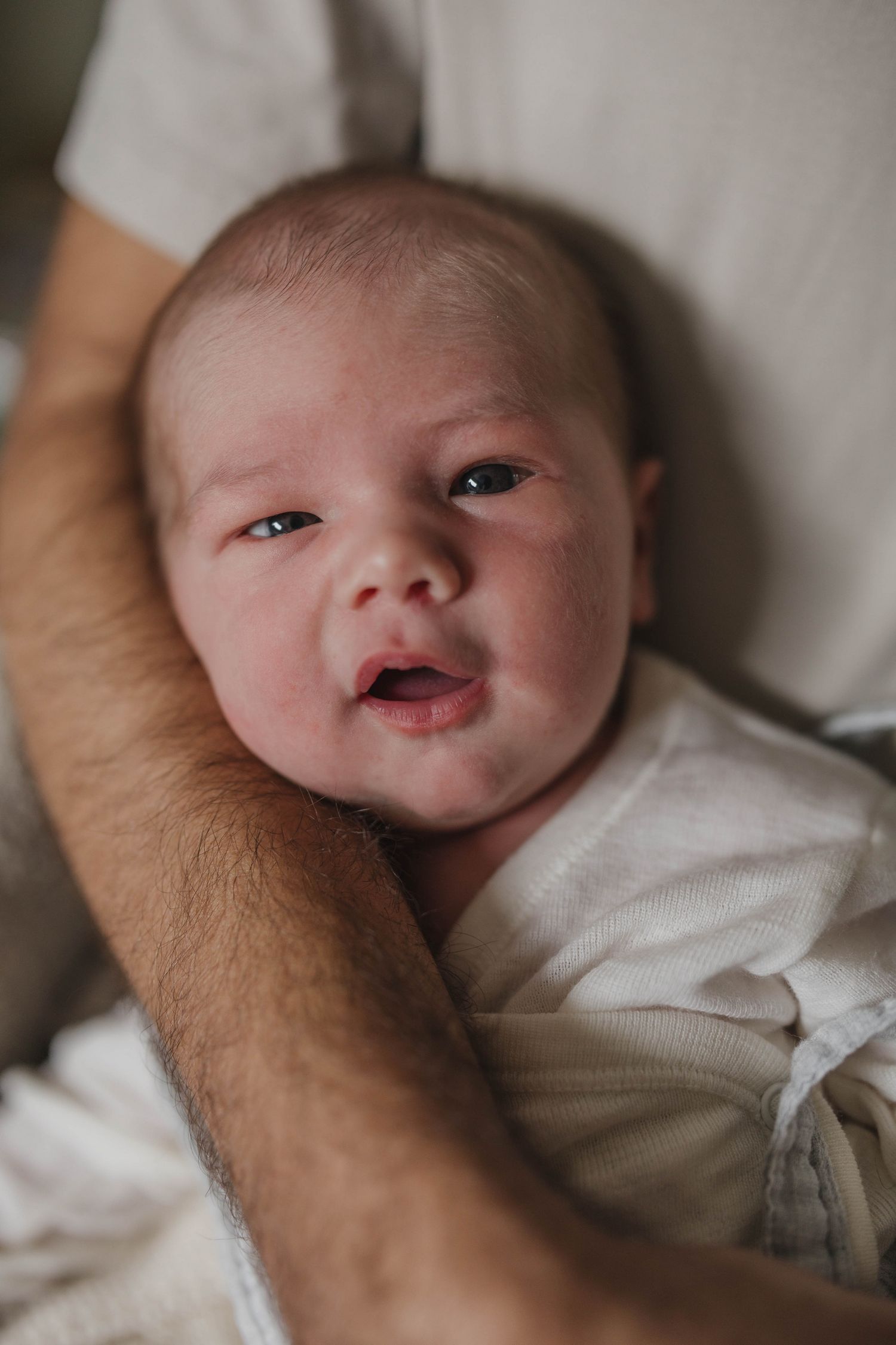 Newborn fotografie Zwolle thuis, ontspannen lifestyle babyfotografie