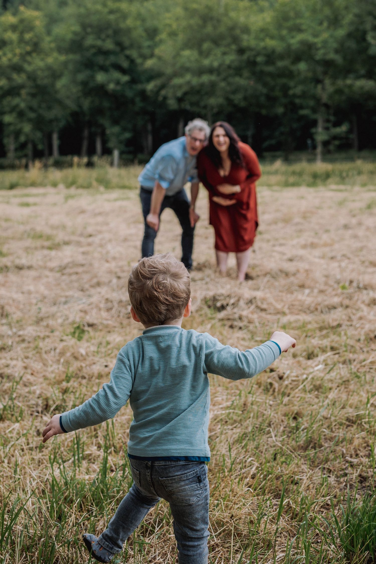 Relaxt moment tijdens een natuurlijke zwangerschapsshoot in Oranjewoud