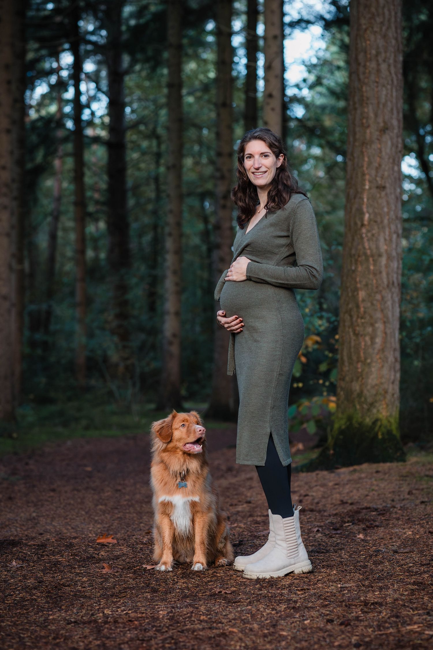 Spontane zwangerschapsshoot in Zwolle, liefdevol en natuurlijk gefotografeerd met de hond