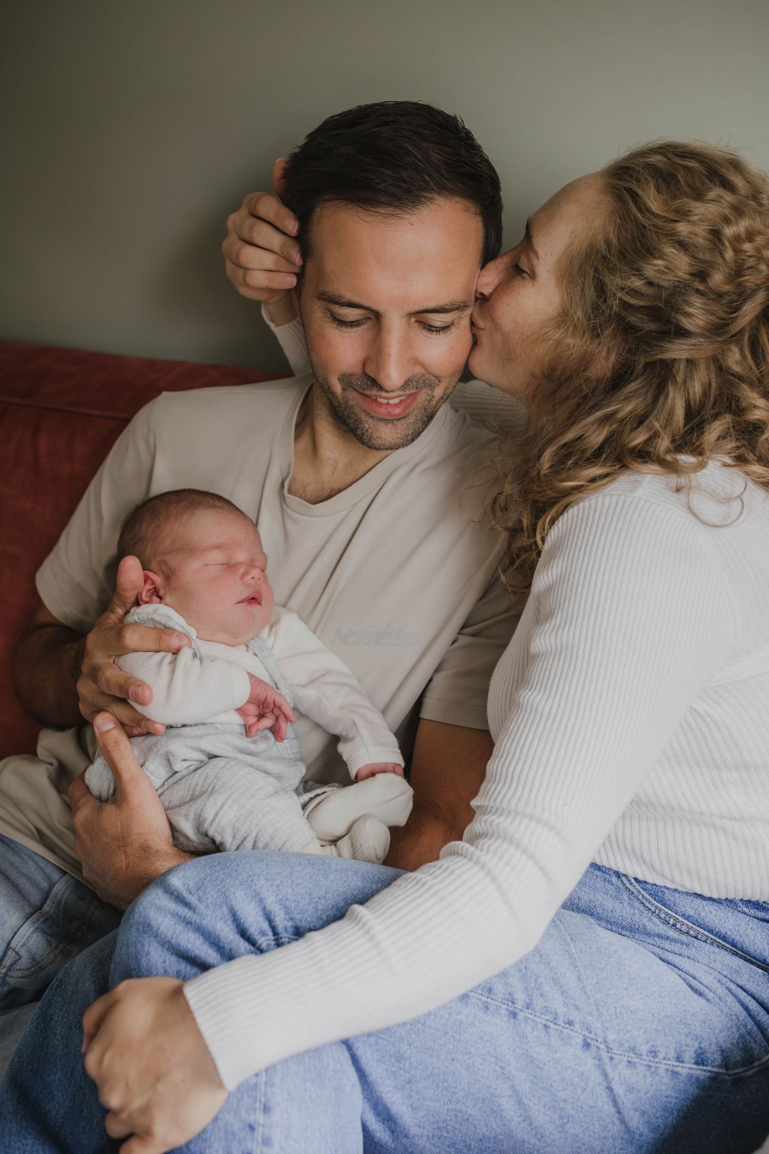 Newborn shoot Zwolle aan huis, natuurlijke en ontspannen babyfoto