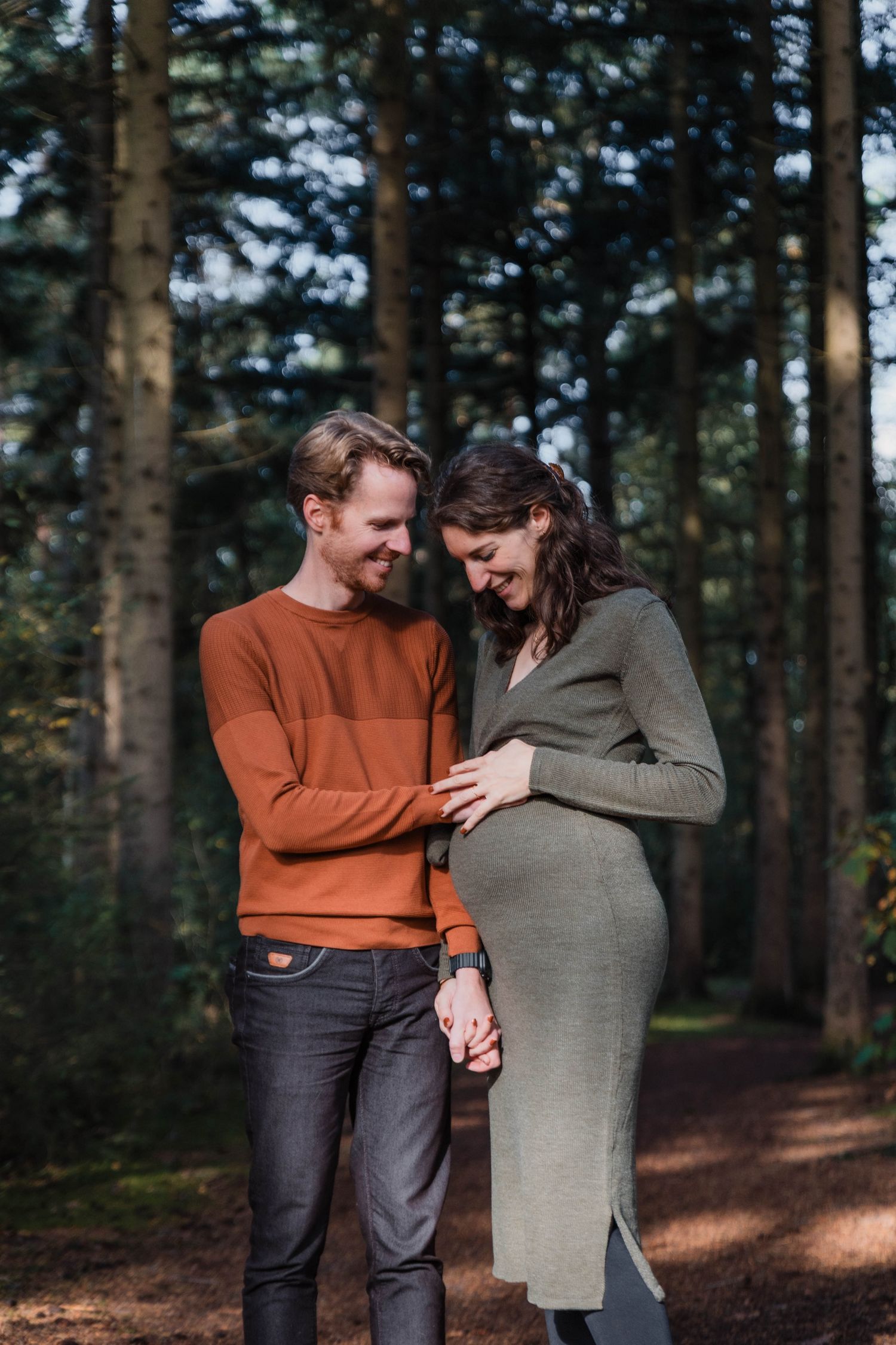 Zwangerschapsfoto in Oranjewoud met natuurlijke poses en een rustige uitstraling