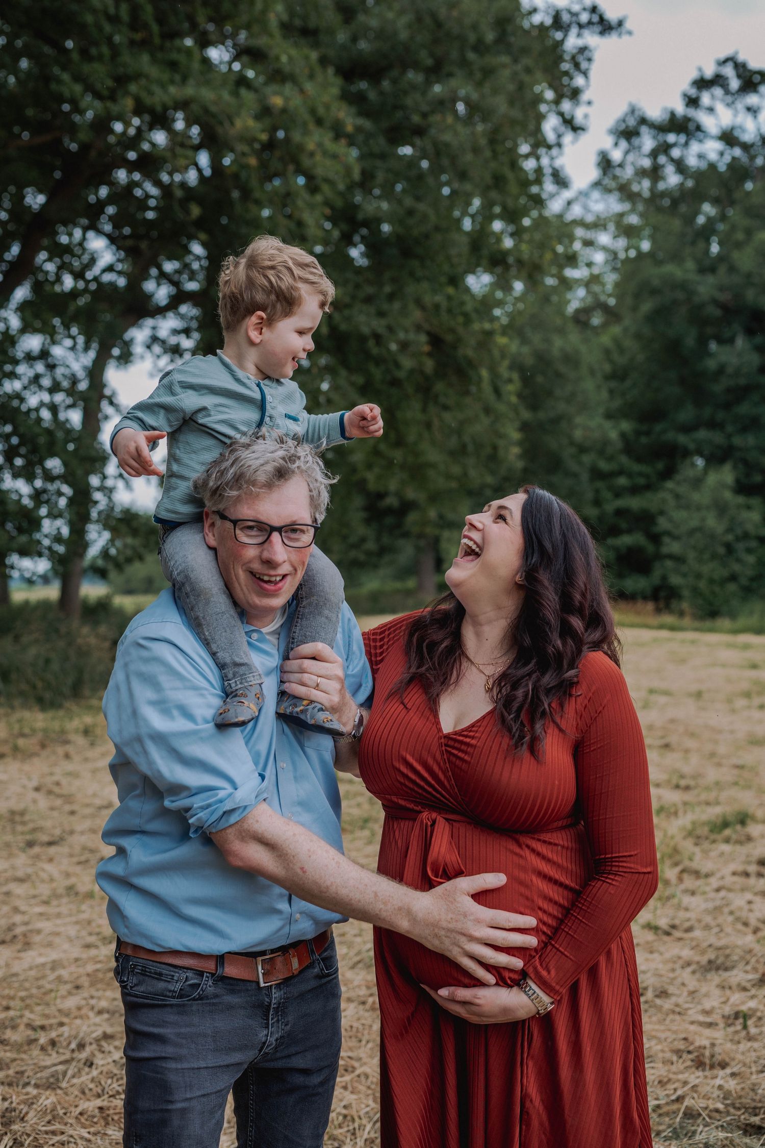 Zachte en natuurlijke zwangerschapsfoto in Heerenveen, spontaan vastgelegd