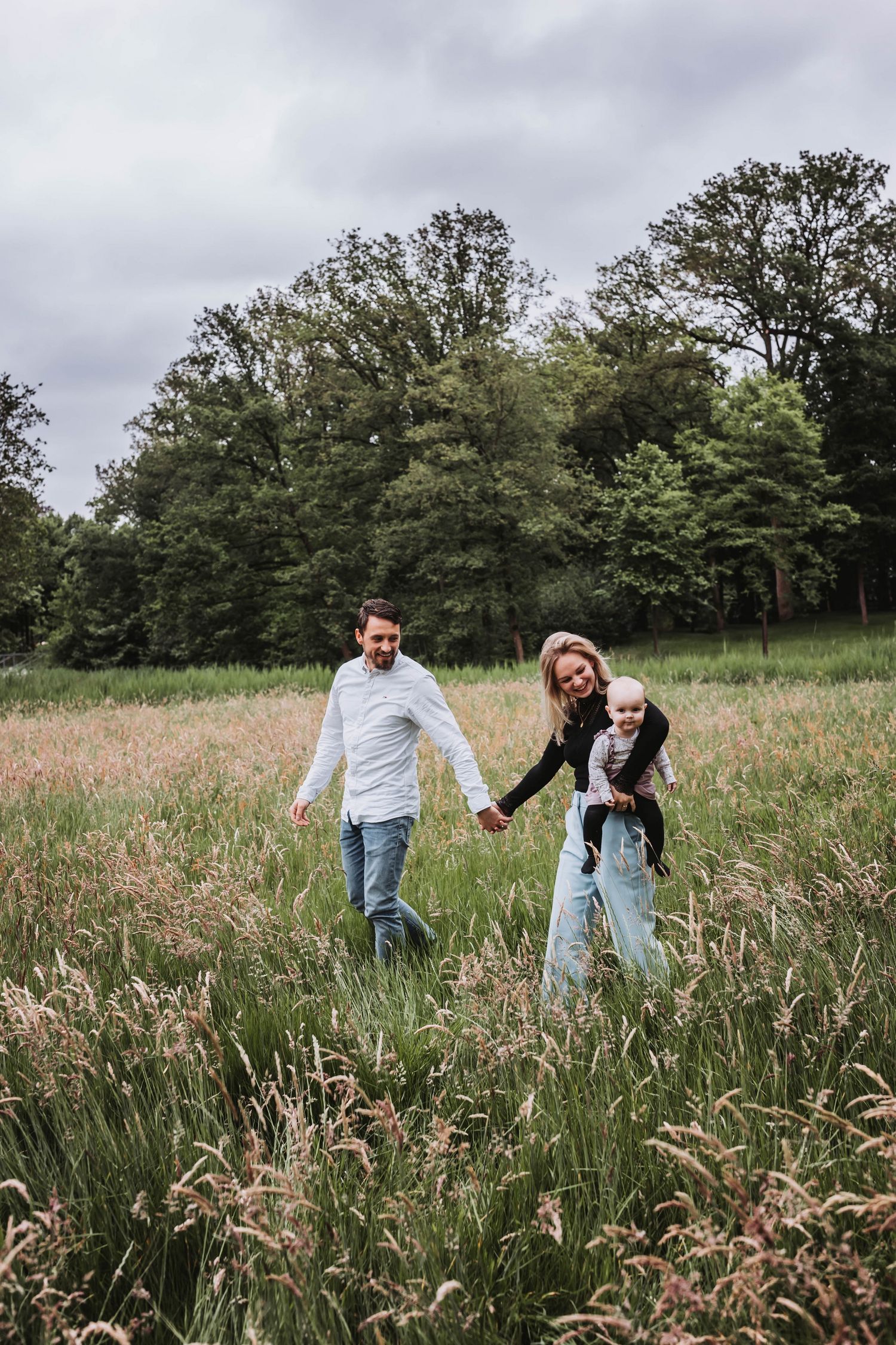 Gezinsfotografie Zwolle, ontspannen familieshoot in de natuur