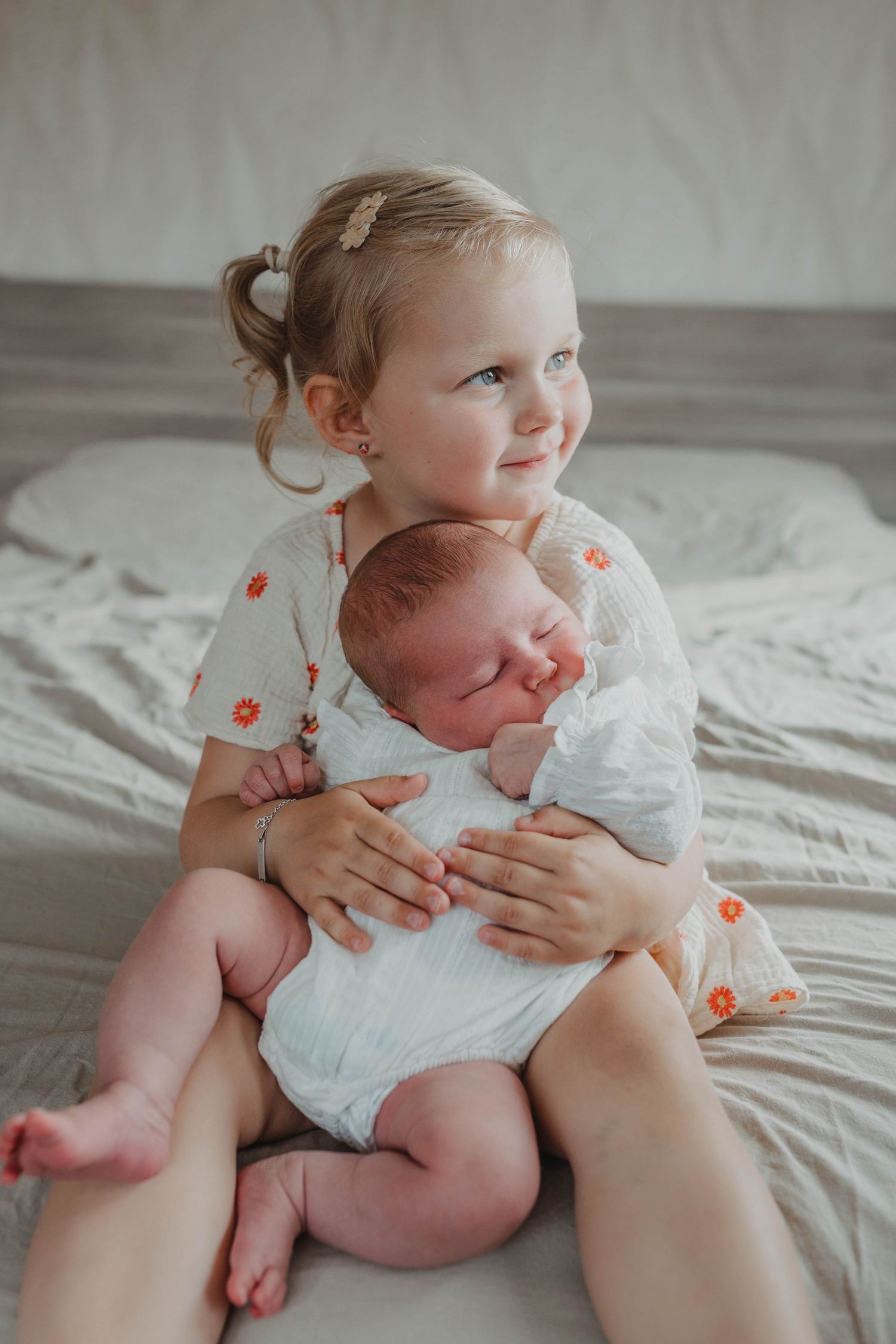 Newborn fotografie Heerenveen, natuurlijke momenten met baby en gezin