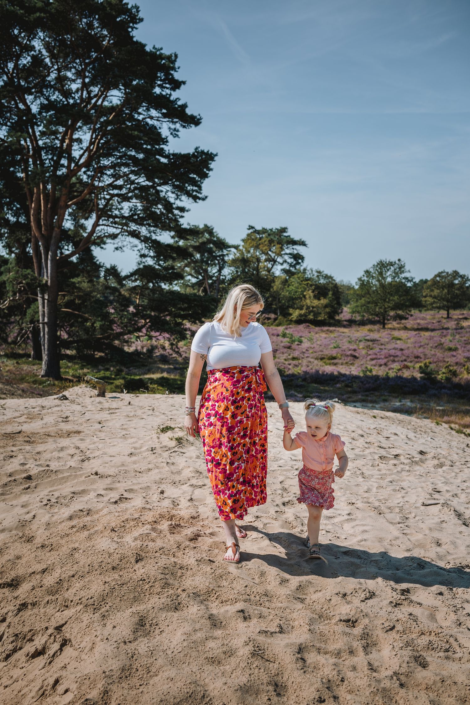 Relaxte zwangerschapsshoot in Oranjewoud met zacht daglicht