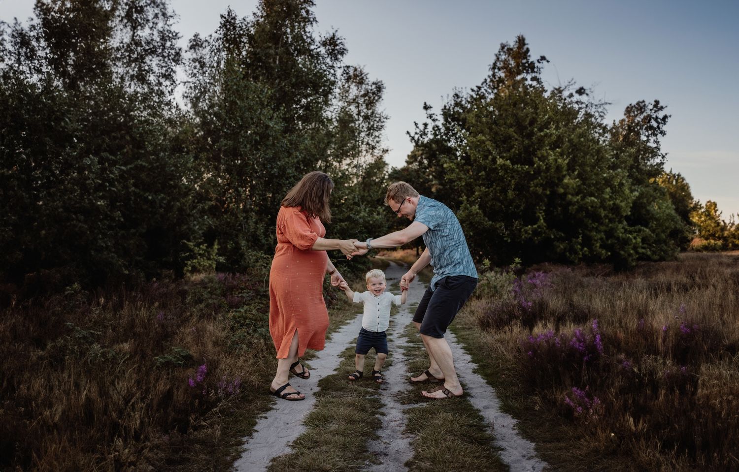 Zwangerschapsshoot Zwolle spontaan kindvriendelijk in de natuur