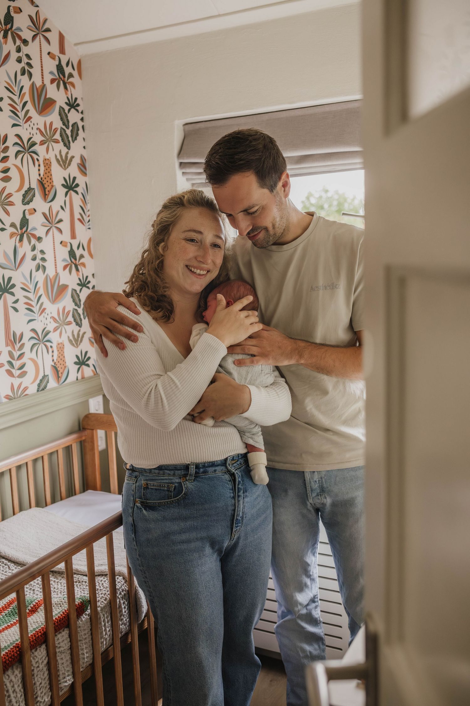 Lifestyle newborn shoot Heerenveen, rustige babyfotografie met ouders