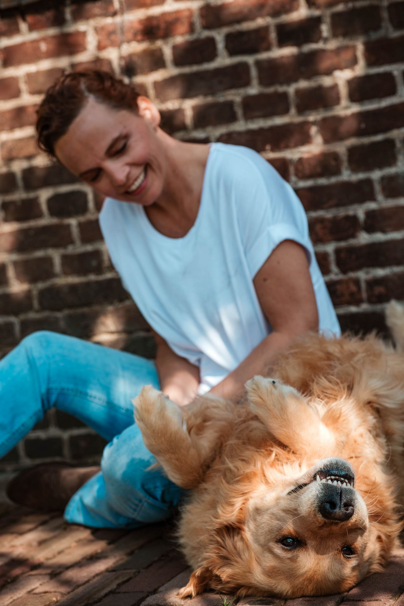 Personal branding shoot natuurlijk portret met hond
