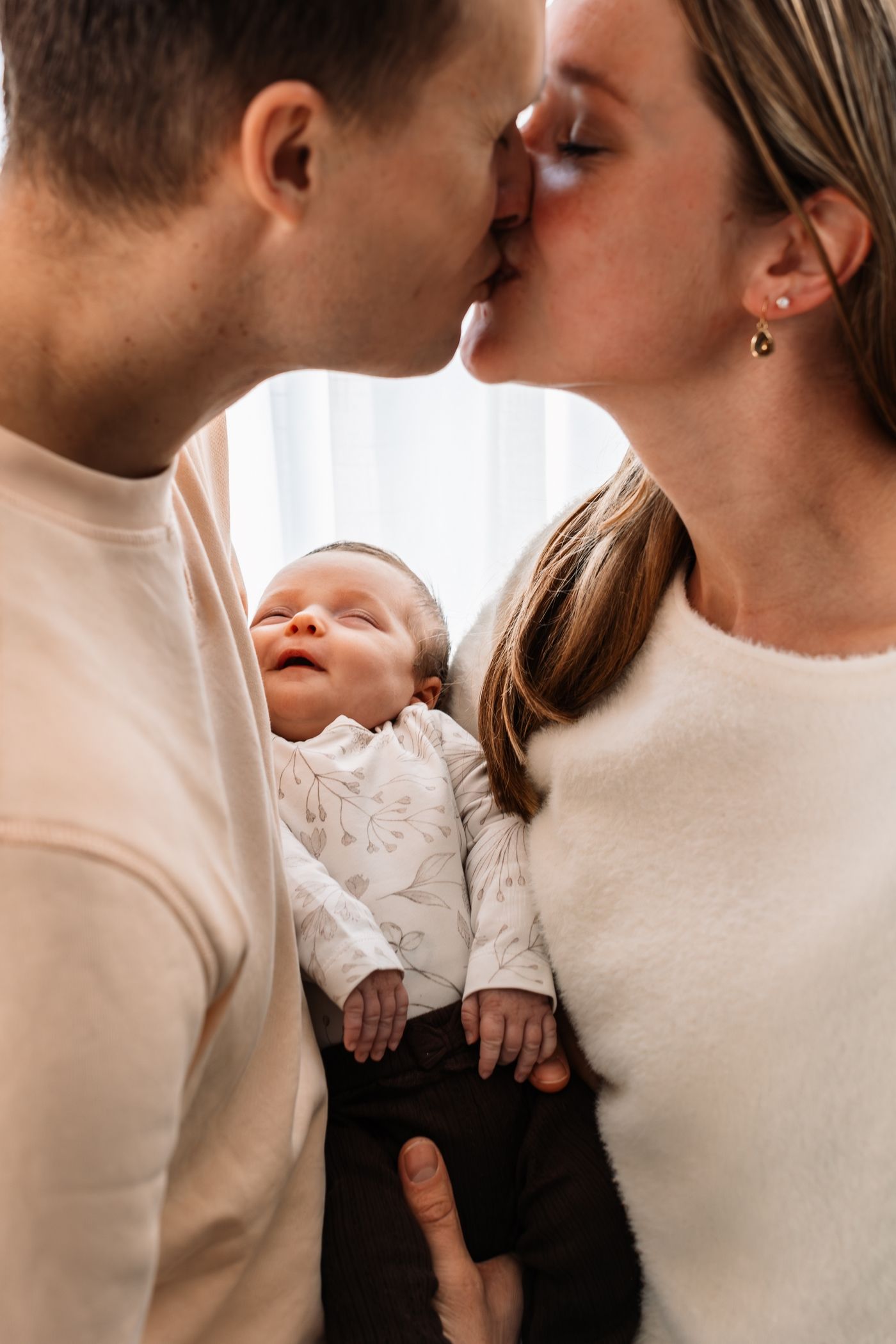 Newbornfotografie spontaan puur echt babyfoto's en babyportretten ongedwongen, lifestyle