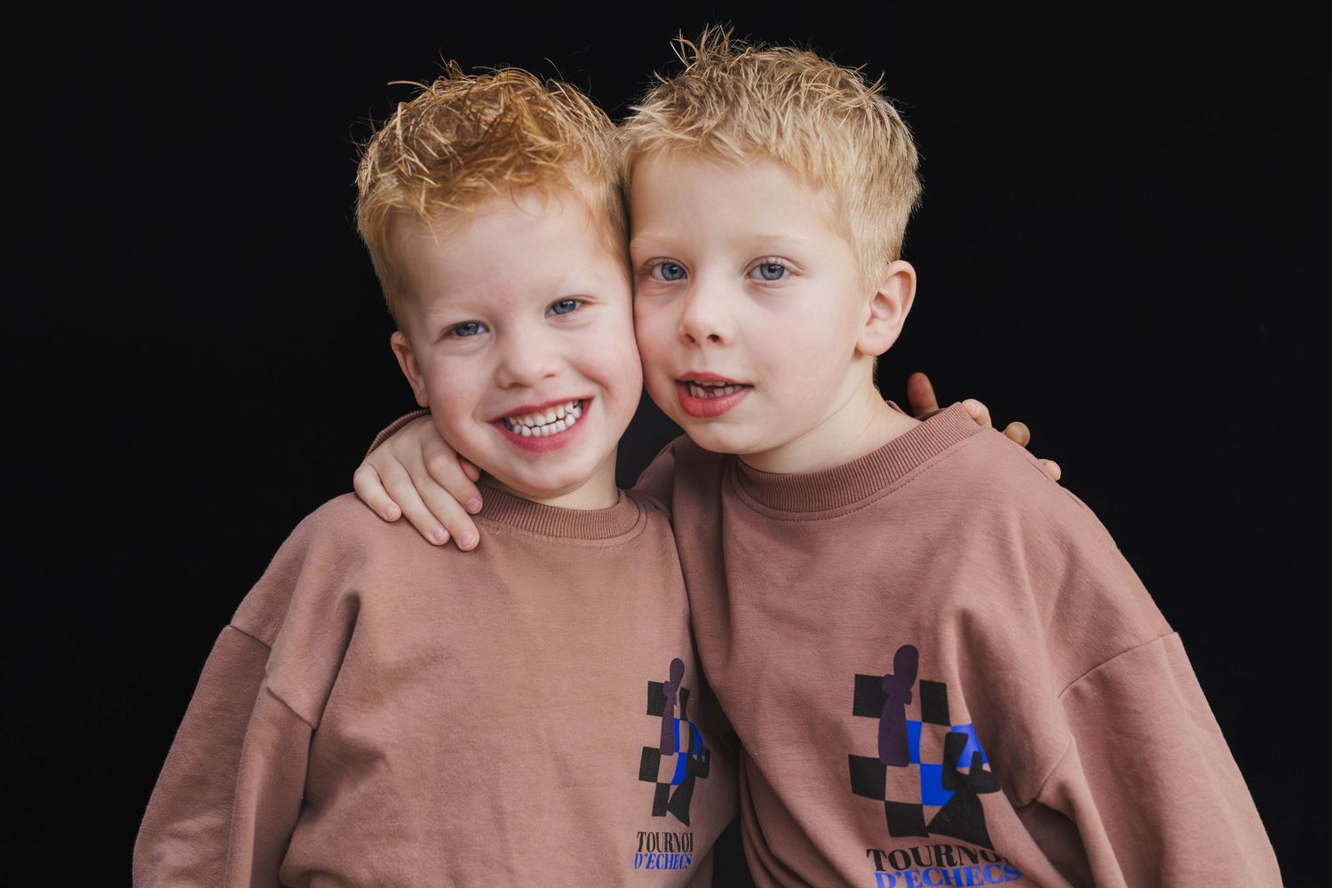 Kinderportretfotograaf 2 kinderen broertjes spontaan en vrolijk