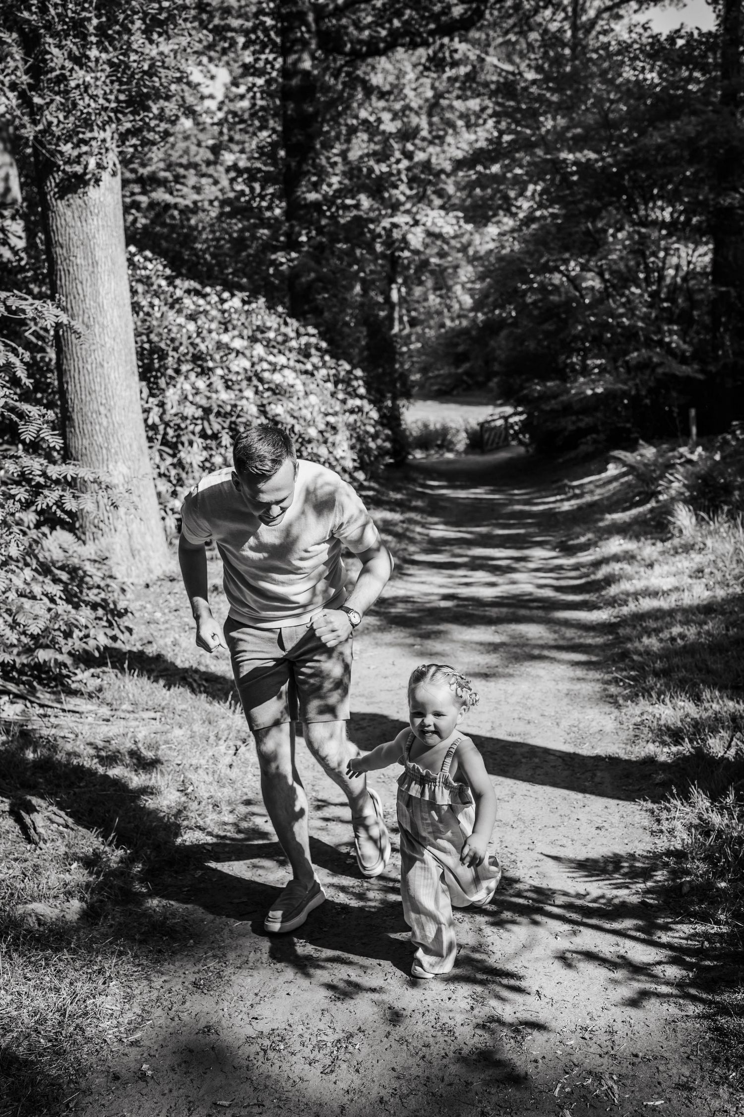 Gezinsshoot in Oranjewoud. Boek een fotoshoot met jouw gezin in Friesland in de natuur. Spontaan en met aandacht voor echte momenten
