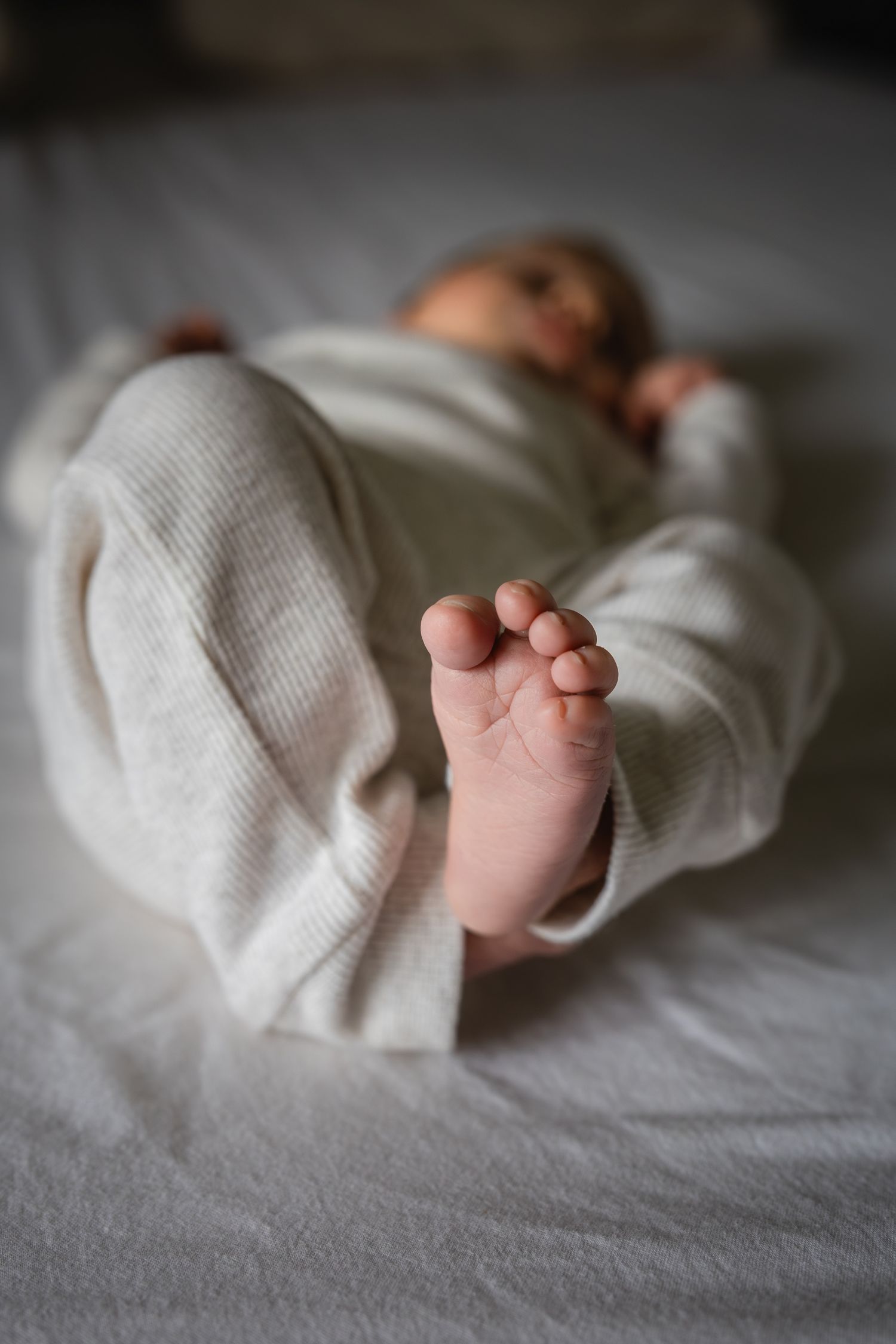 Newborn fotograaf Zwolle, natuurlijke newborn fotografie met ontspannen foto's
