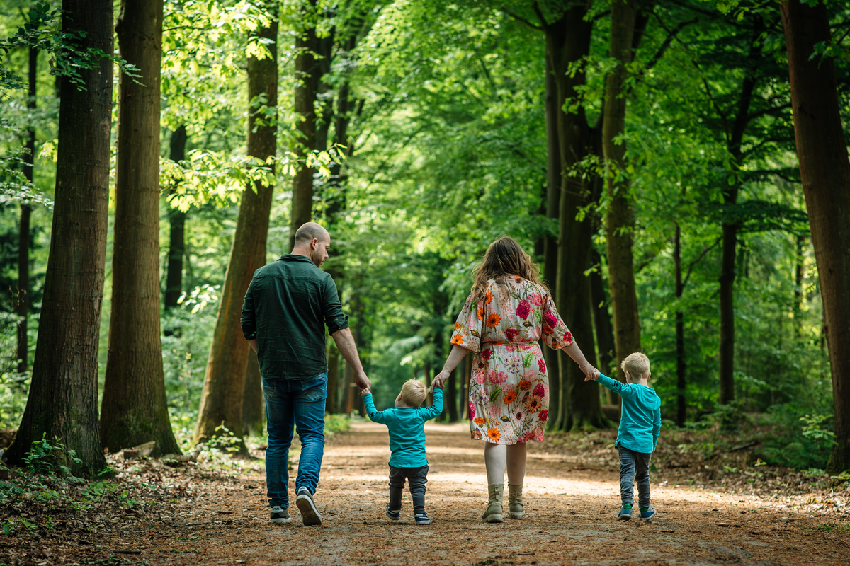 Gezinsfotografie in het bos, spontaan en met echte emoties Friesland