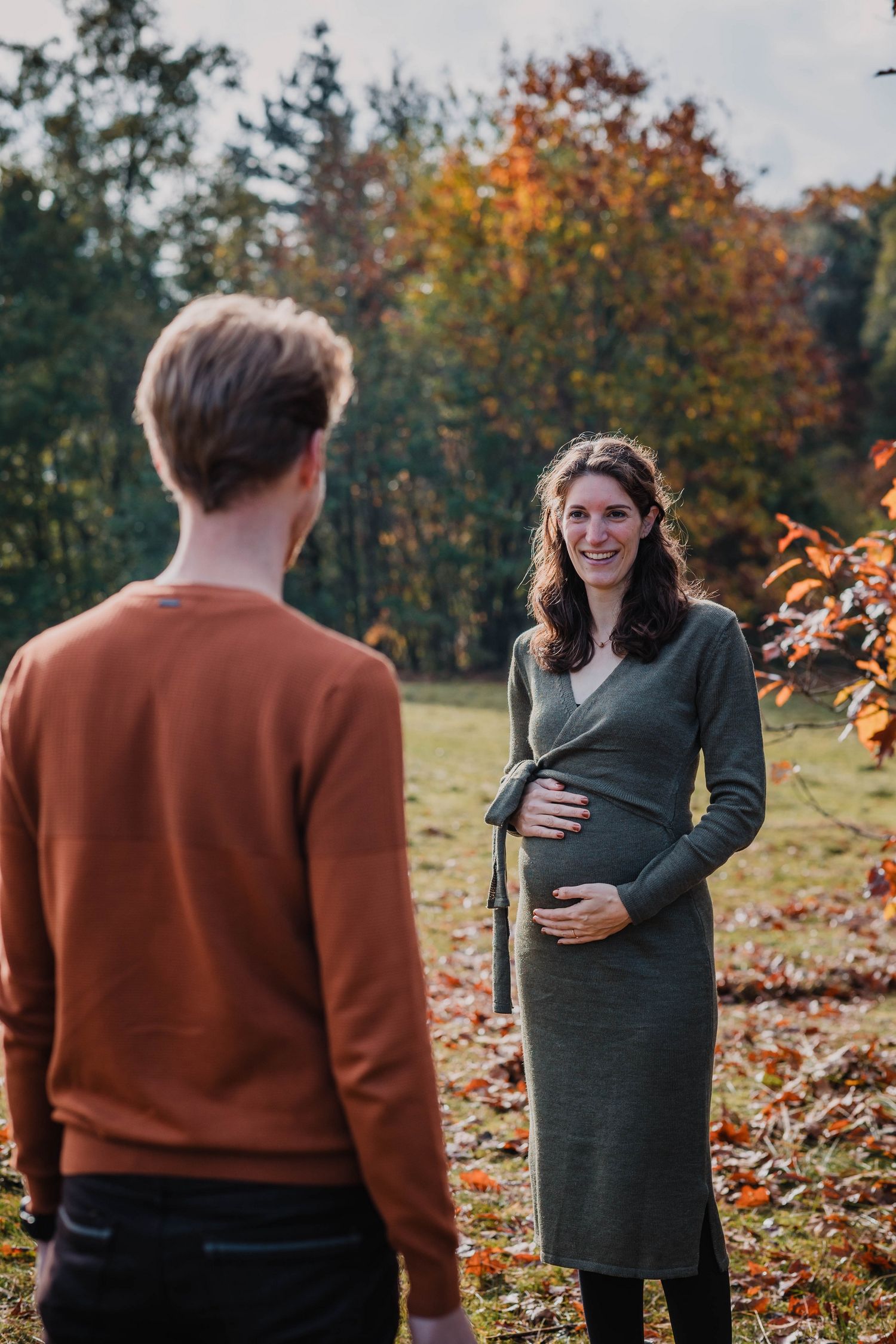 Spontane zwangerschapsfoto in de natuur bij Zwolle, ontspannen en puur vastgelegd