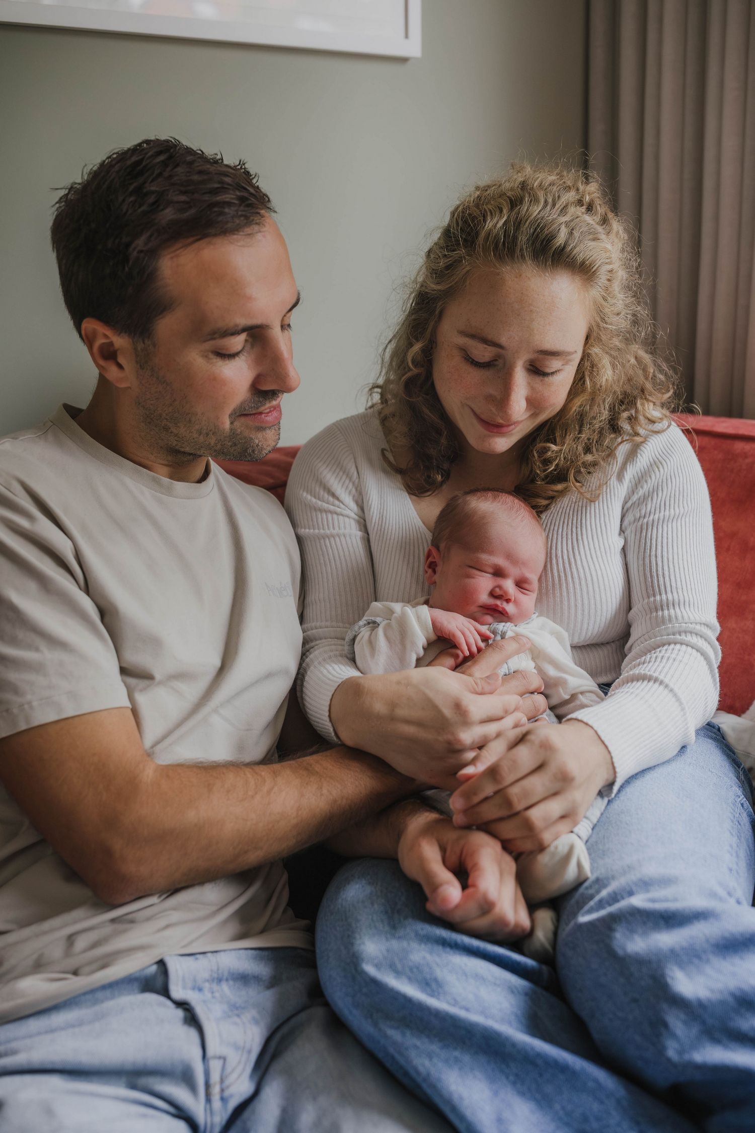 Babyfotografie Zwolle, ontspannen newborn shoot met ouders