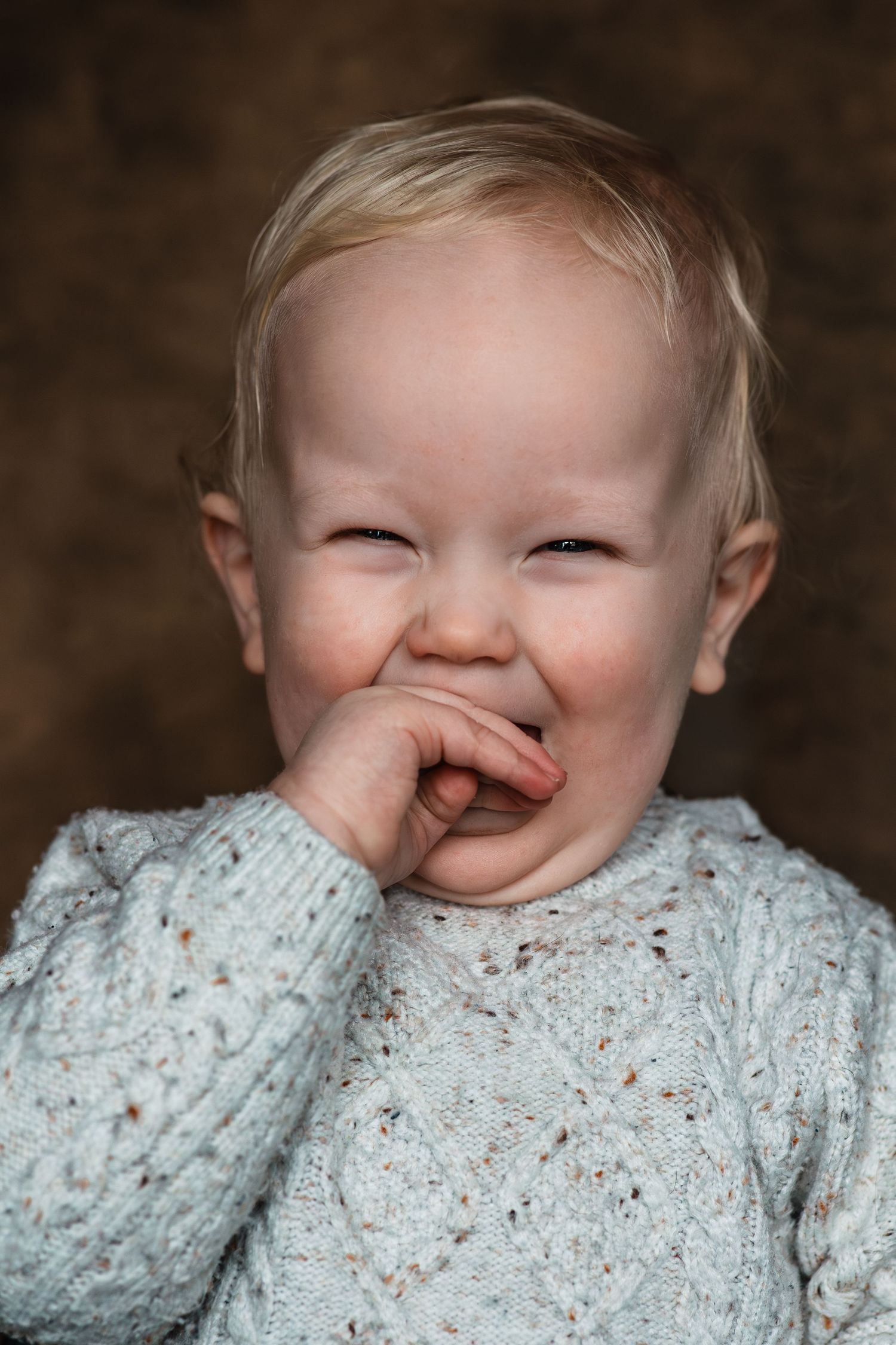 Kinderportretshoot in mijn studio in Zwolle met bruine achtergrond. Spontane foto's met karakter en emotie