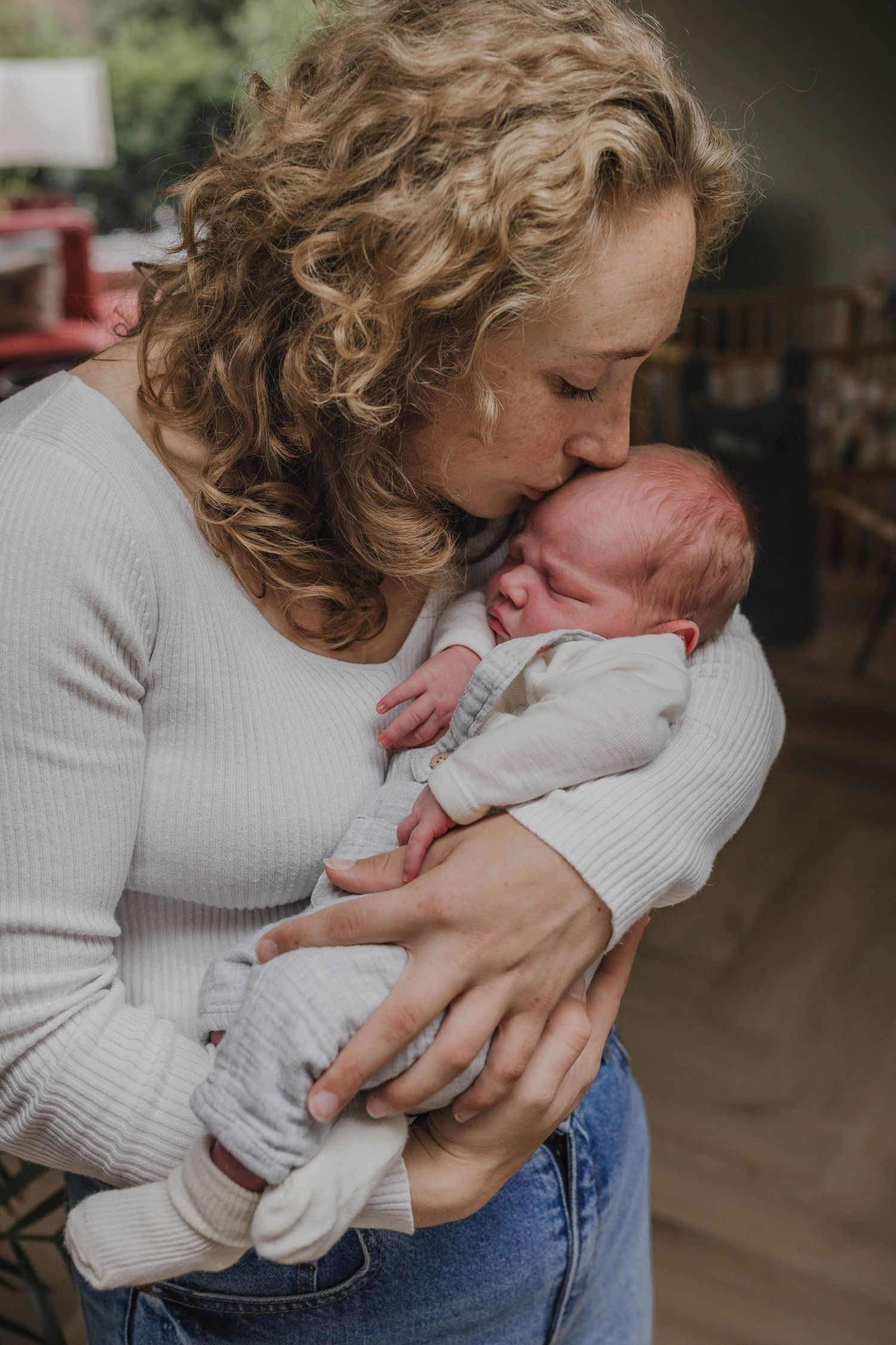 Newborn fotografie Heerenveen met gezin, spontane en rustige momenten