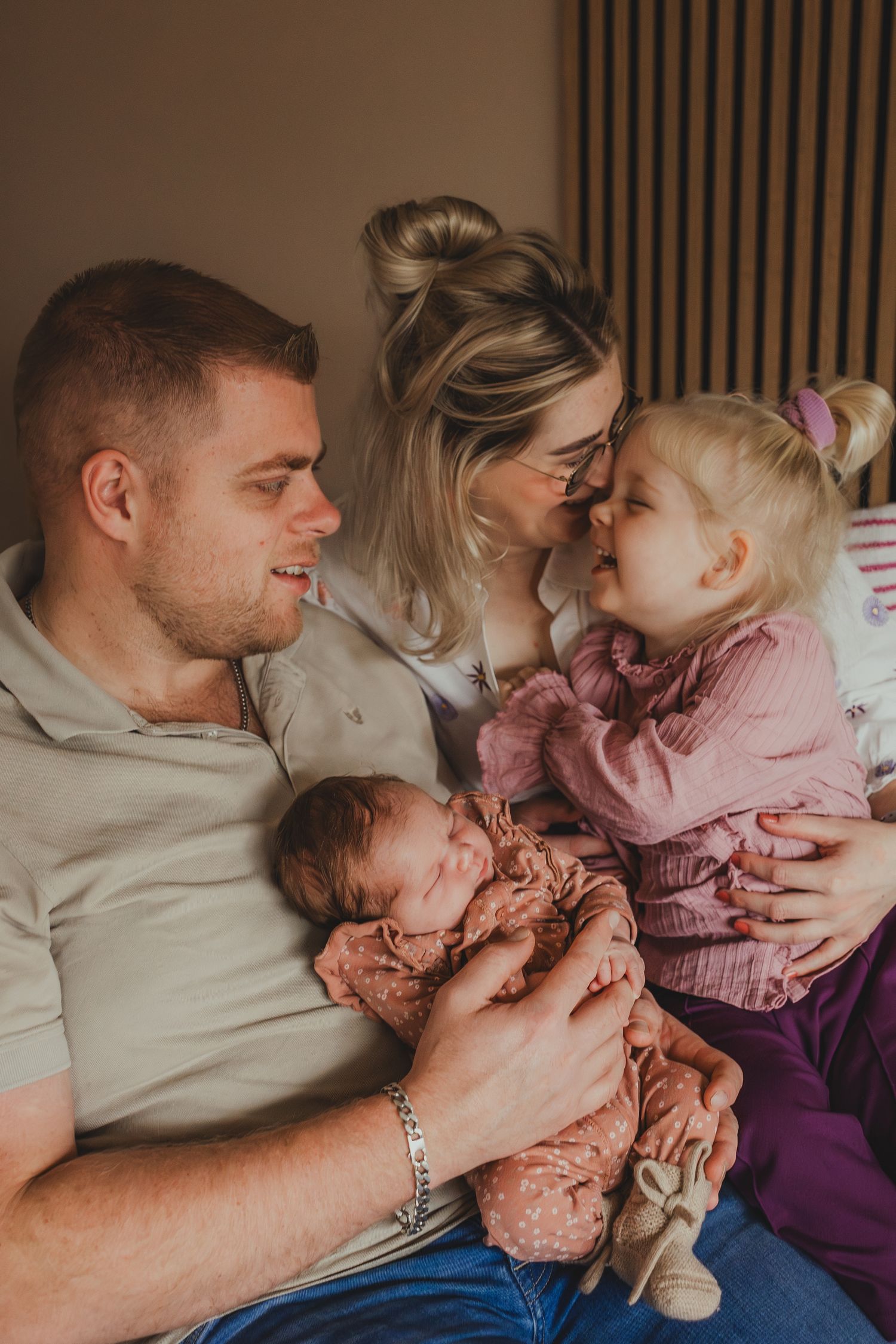 Newborn fotoshoot Oranjewoud Heerenveen, ontspannen lifestyle babyfotografie