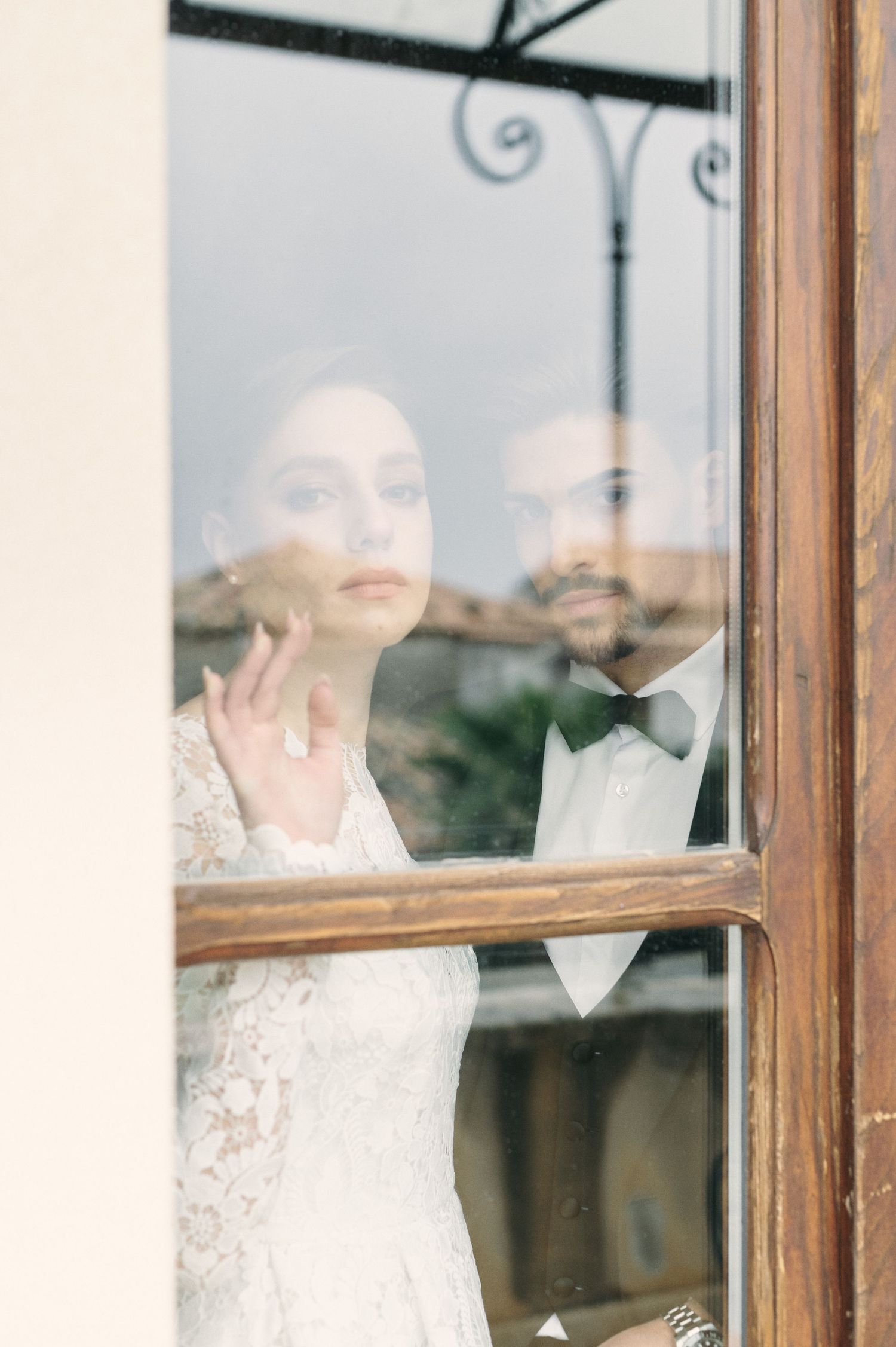 Digital wedding photography in Gerace, Calabria, focused on atmosphere, place, and emotionally lived moments.
