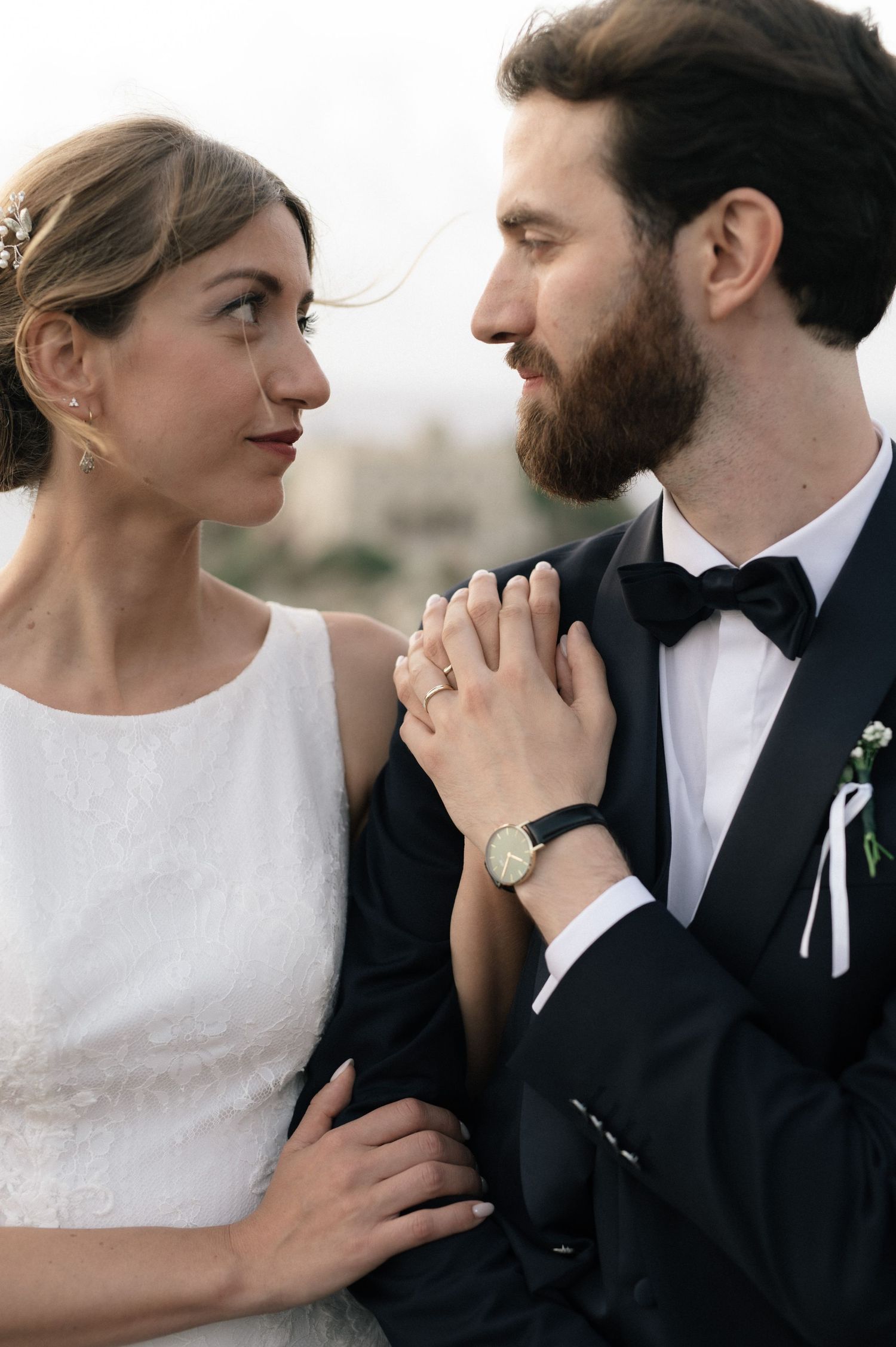 Natural portrait of Giulia and Metz after their ceremony in Tropea