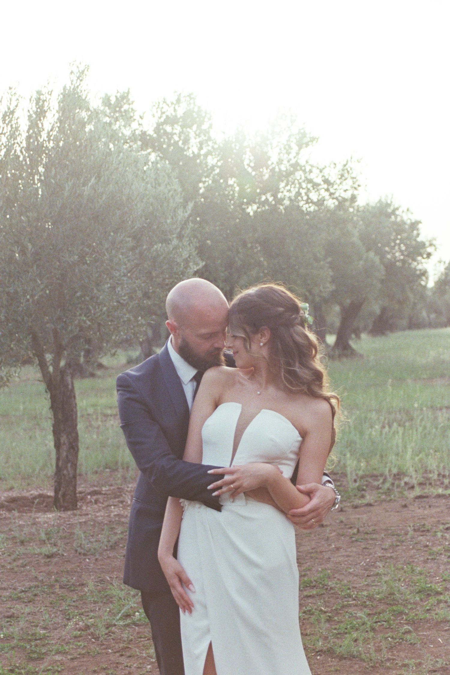 35mm wedding photography in Calabria, with an analog look and timeless documentary wedding atmosphere.
