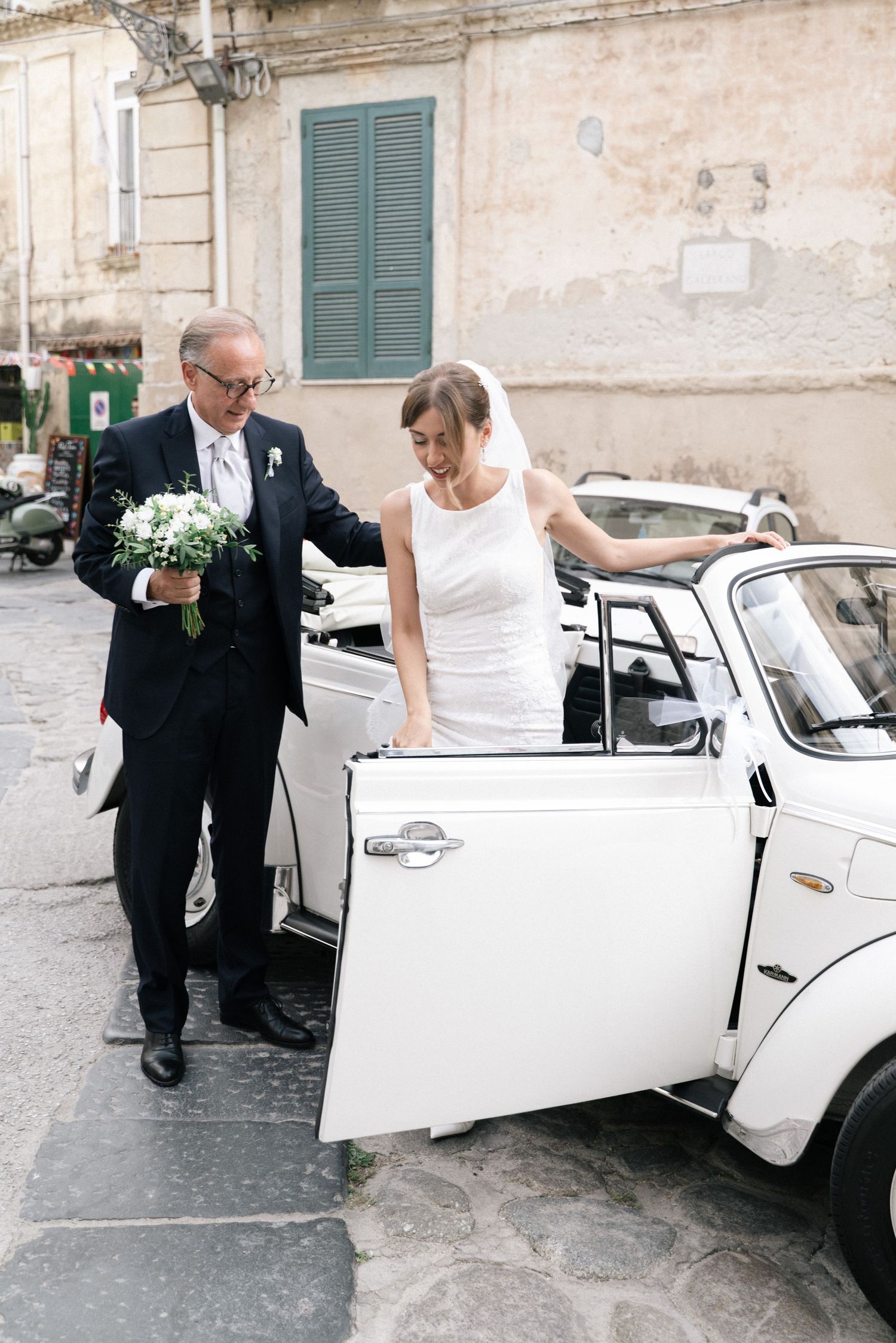 Bride arriving with her father in a vintage wedding car