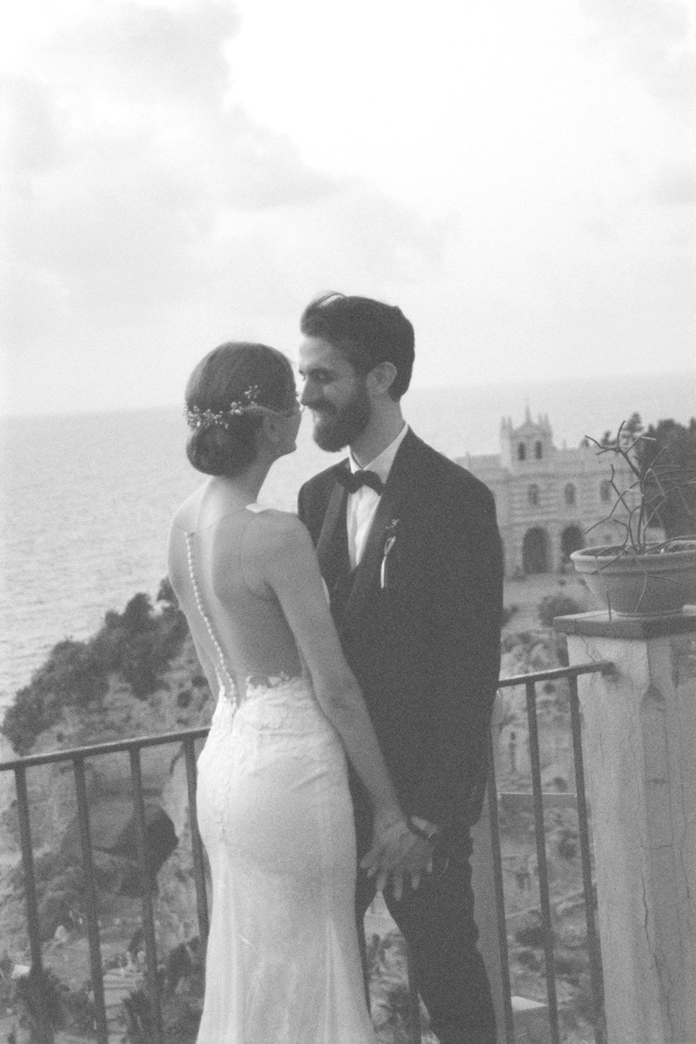 DIA 35mm wedding photography in Tropea, Calabria, with vivid analog color and a timeless destination wedding feel.
