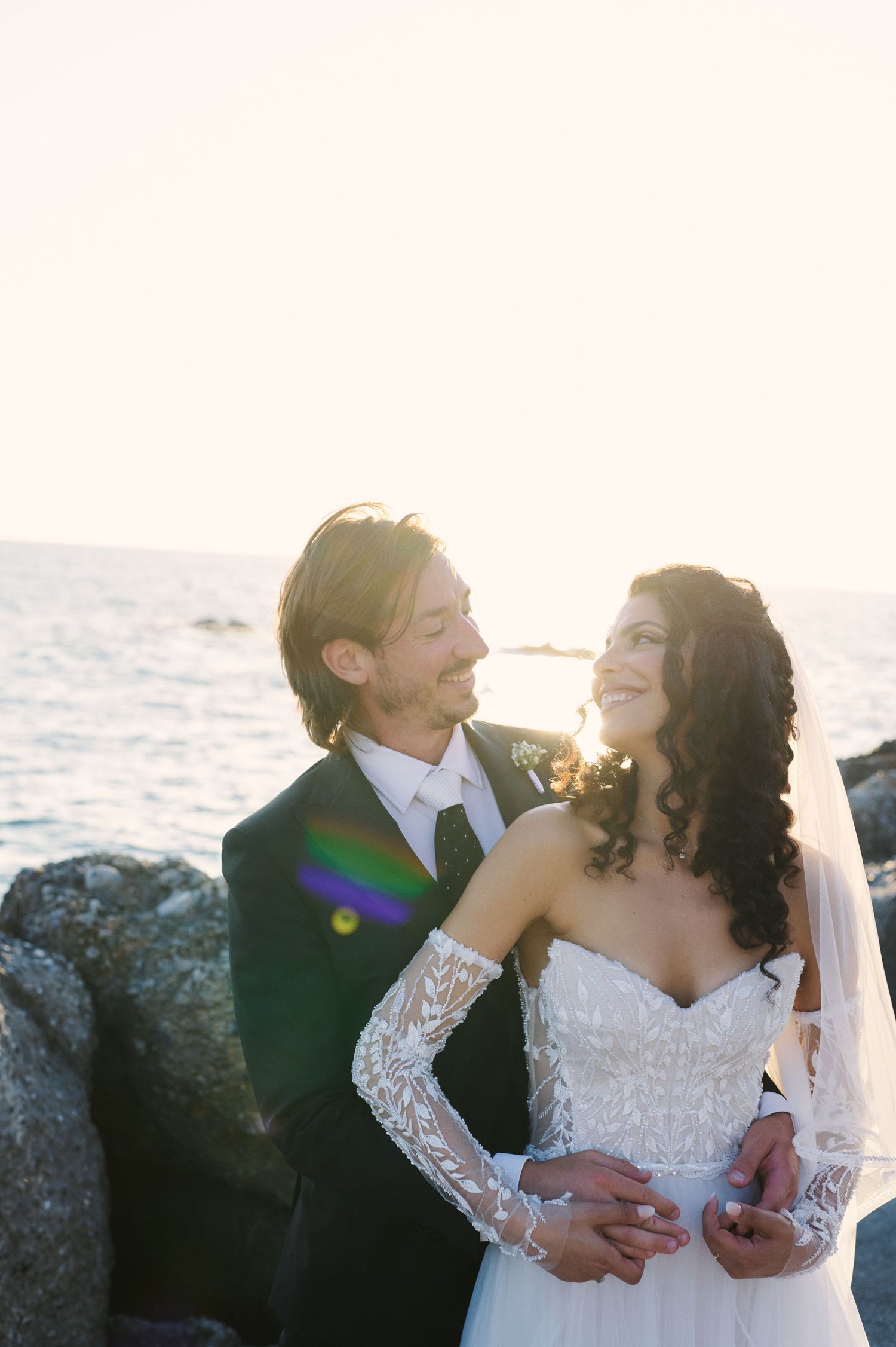 Digital wedding photography in Cittadella del Capo, Calabria, with an elegant and honest documentary approach.