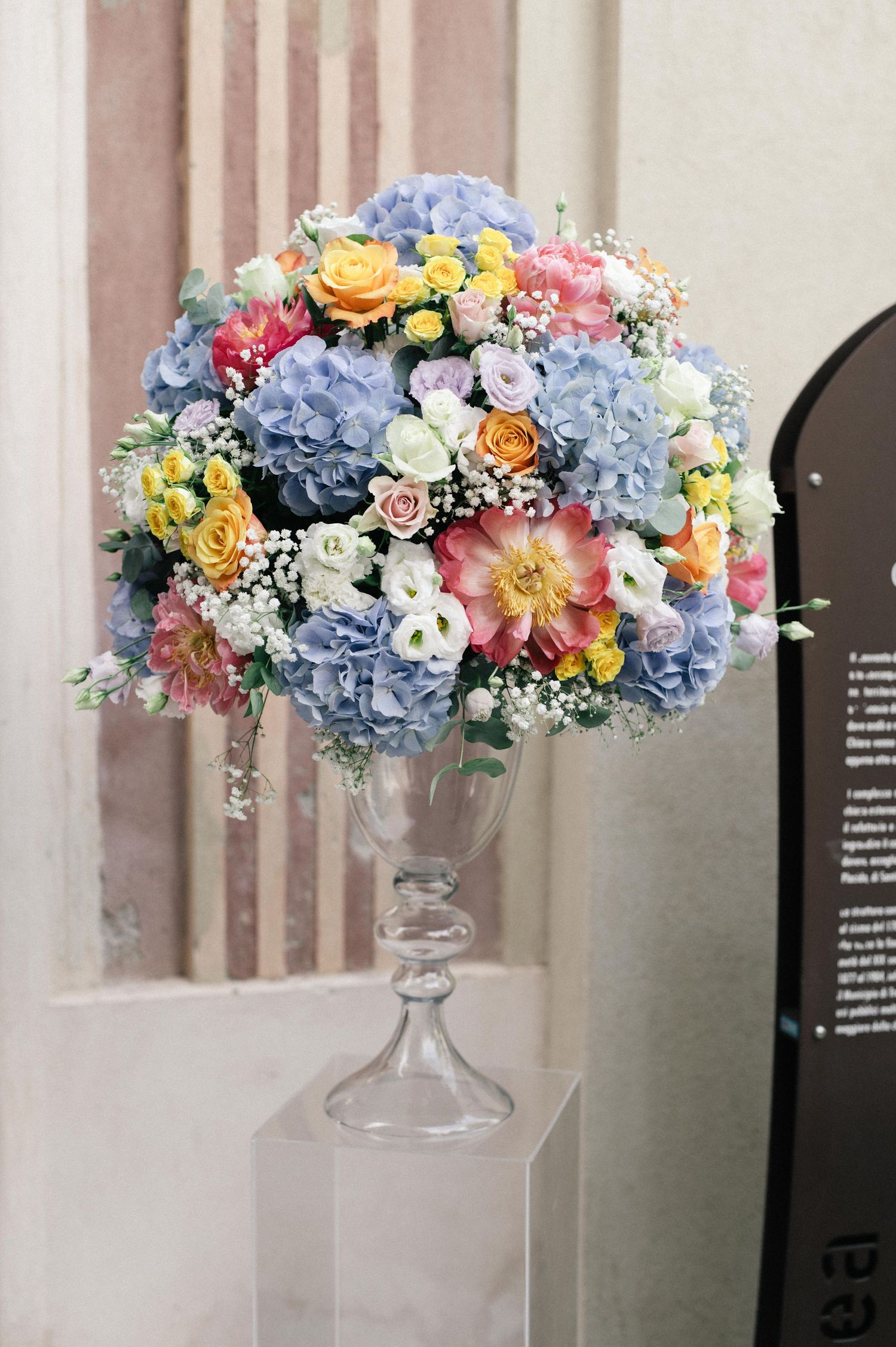 Colourful floral arrangement for a wedding in Tropea