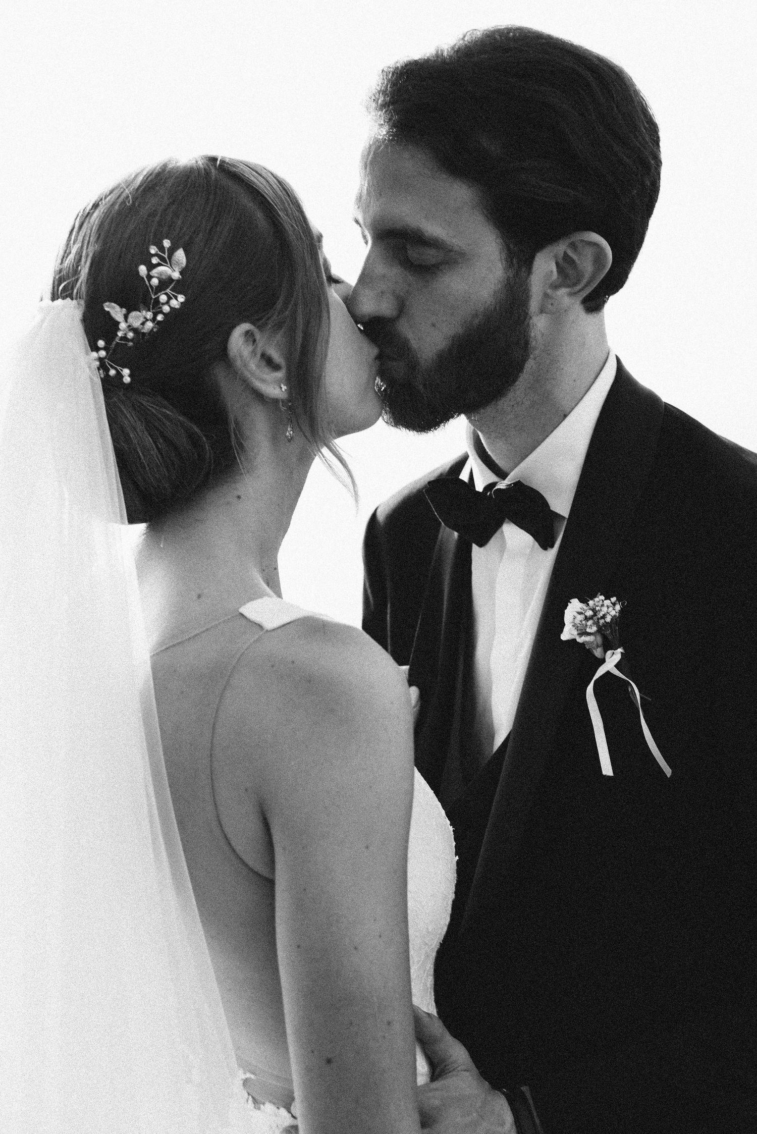 Black and white portrait of Giulia and Metz kissing in Tropea