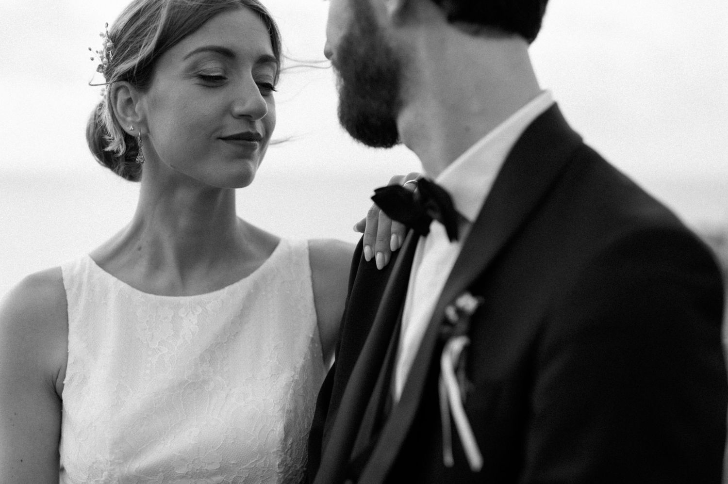 Close-up black and white portrait of the newlyweds in Tropea