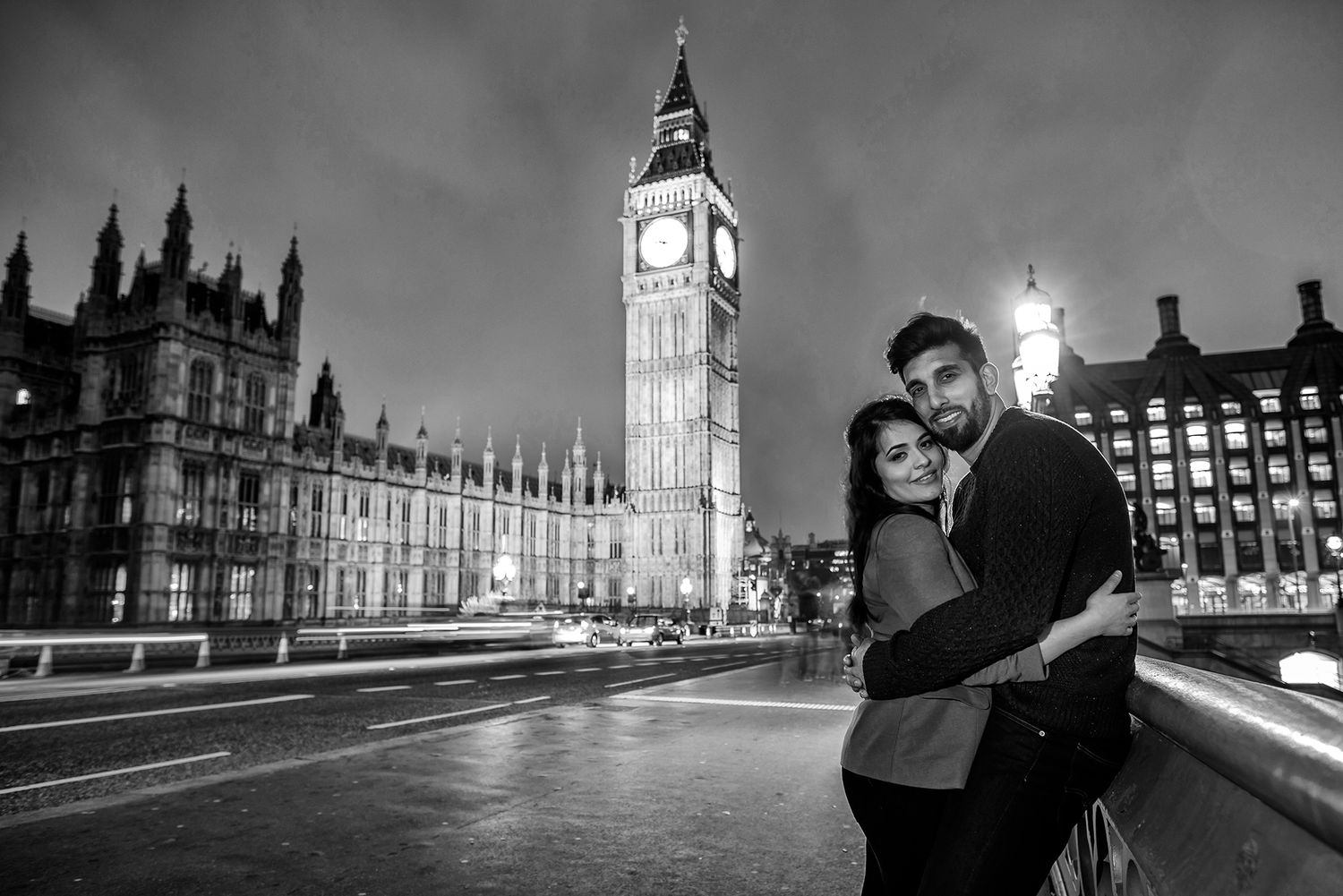Nighttime couples photography with London's Houses of Parliament in background.