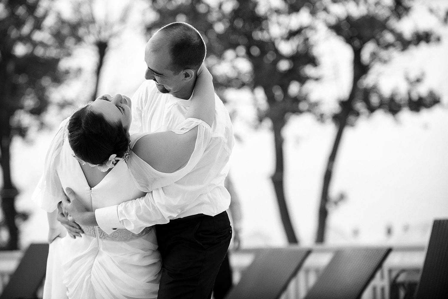 Black and white photo of a couple embracing during an outdoor dance.