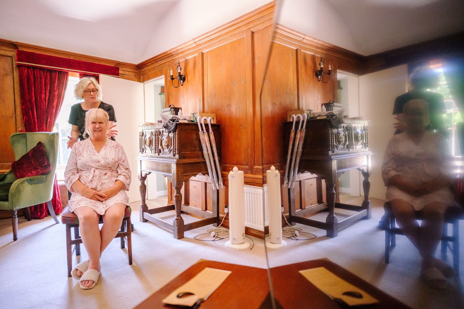Panoramic view of a wedding venue interior with wooden walls and elegant furnishings.