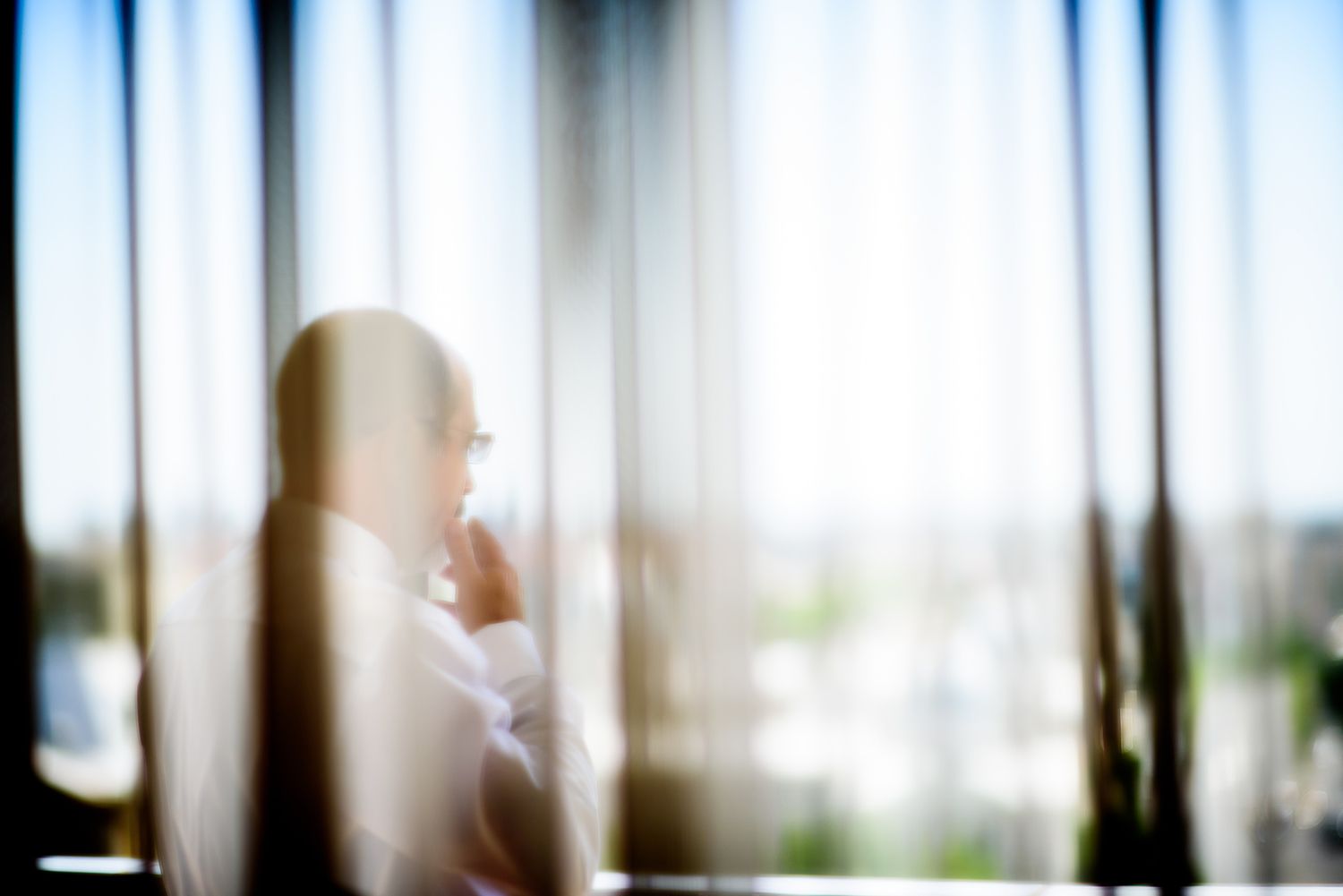 Abstract blurred window scene with soft blue tones and natural lighting.