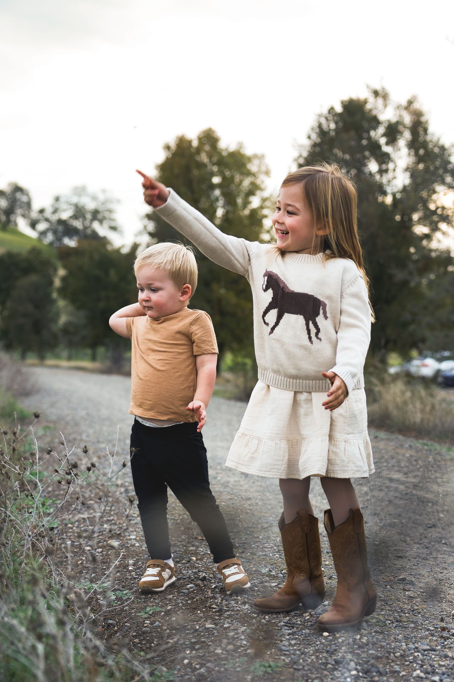 Lifestyle family photography session with children captured during golden hour